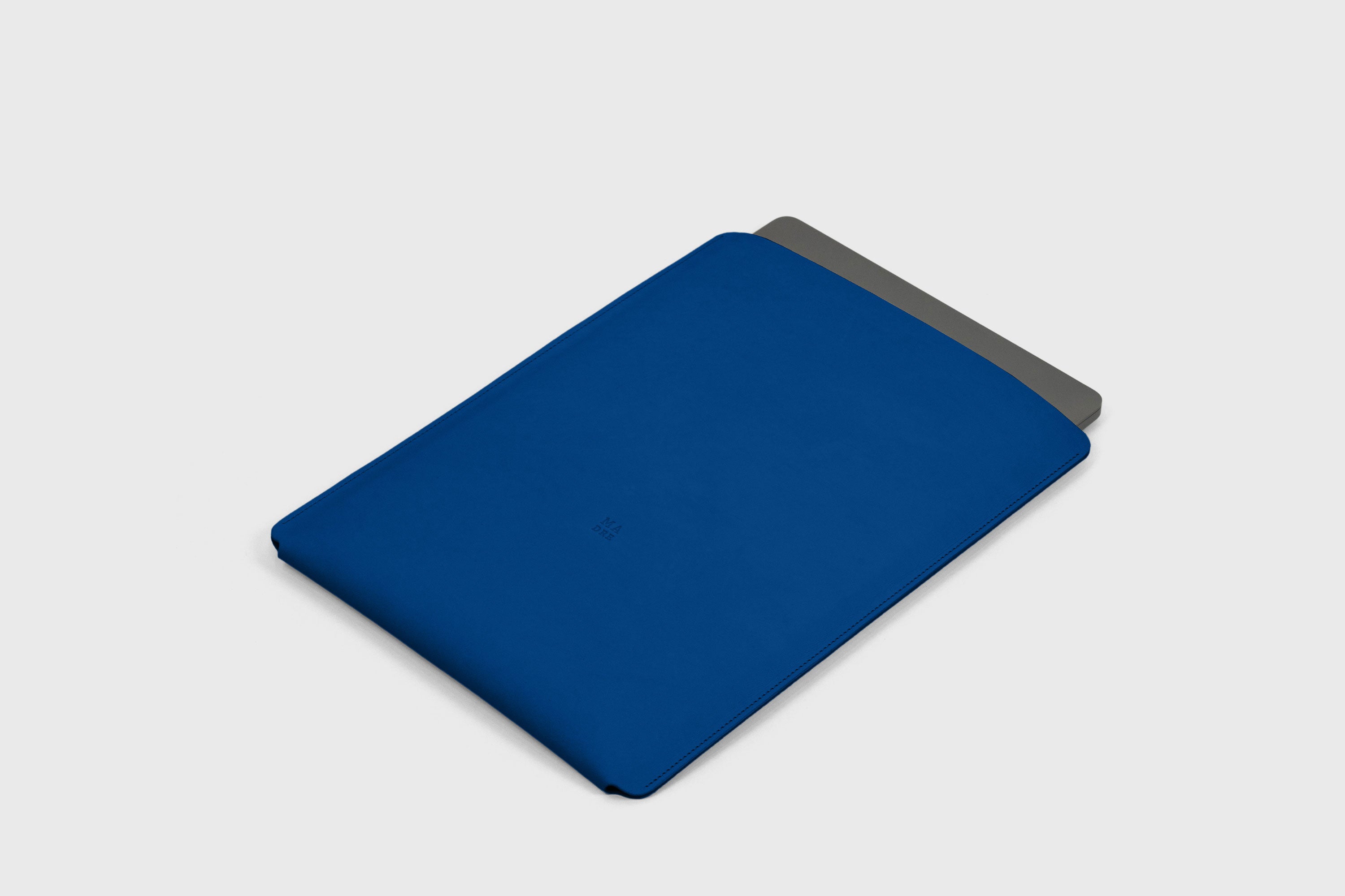 MacBook Pro 14 Inch Sleeve Leather Royal Blue Sleek Design Vegetable Tanned Leather Design Manuel Dreesmann Atelier Madre Barcelona Spain