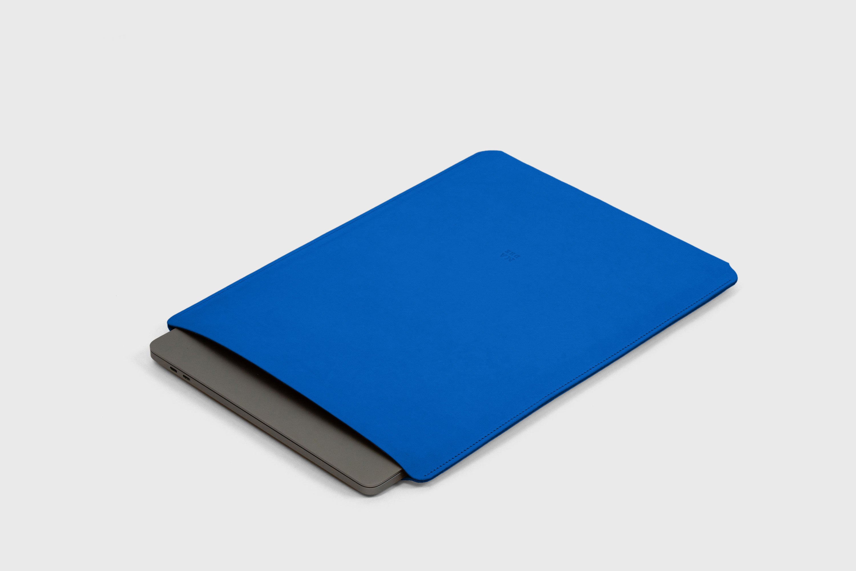 MacBook Pro 14 Inch Sleeve Leather Royal Blue Sleek Design Vegetable Tanned Leather Design Manuel Dreesmann Atelier Madre Barcelona Spain