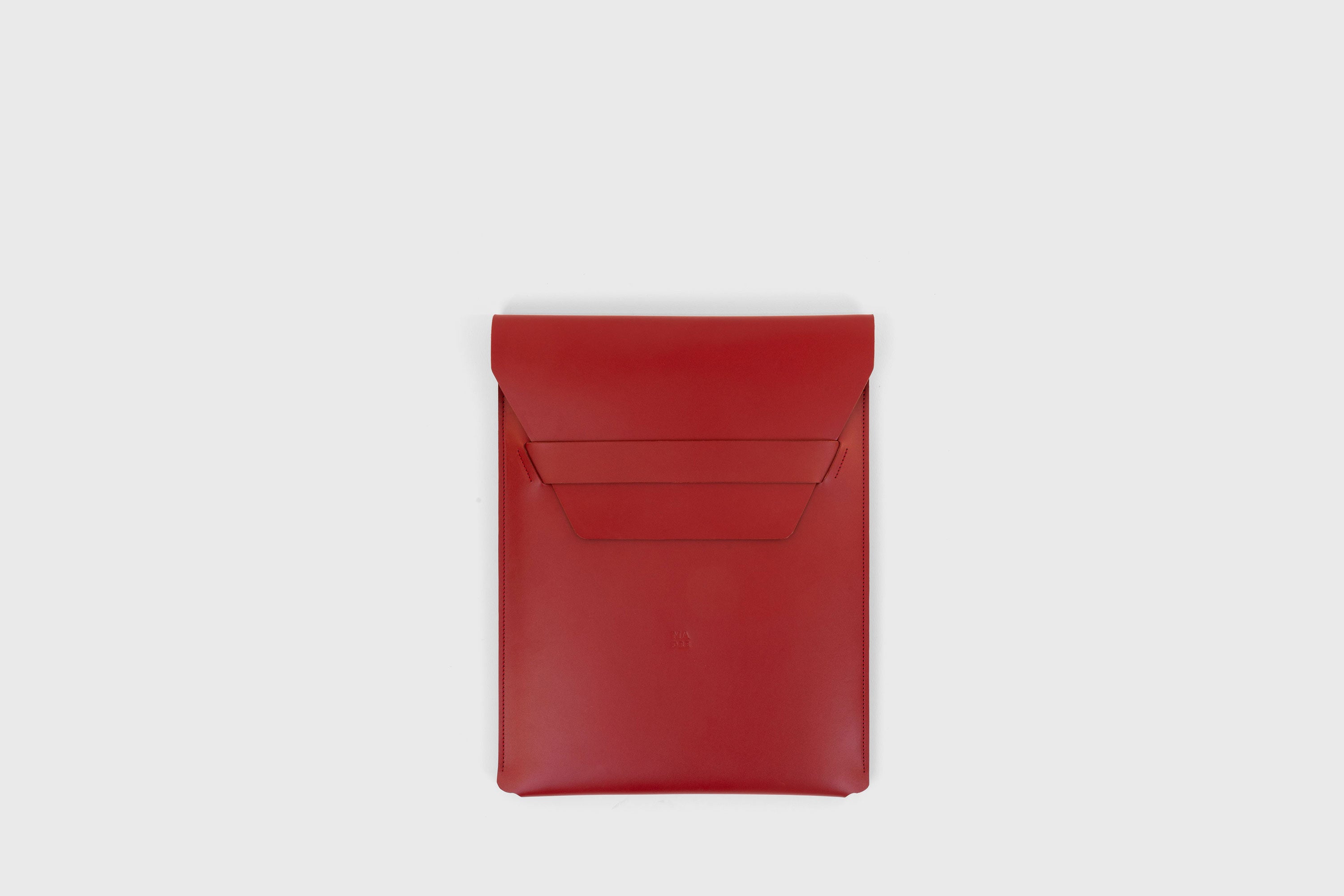 MacBook Pro 16 Inch Red Leather Sleeve Flap Vertical Premium Minimalistic Design Quality Atelier Madre Manuel Dreesmann Barcelona, Spain