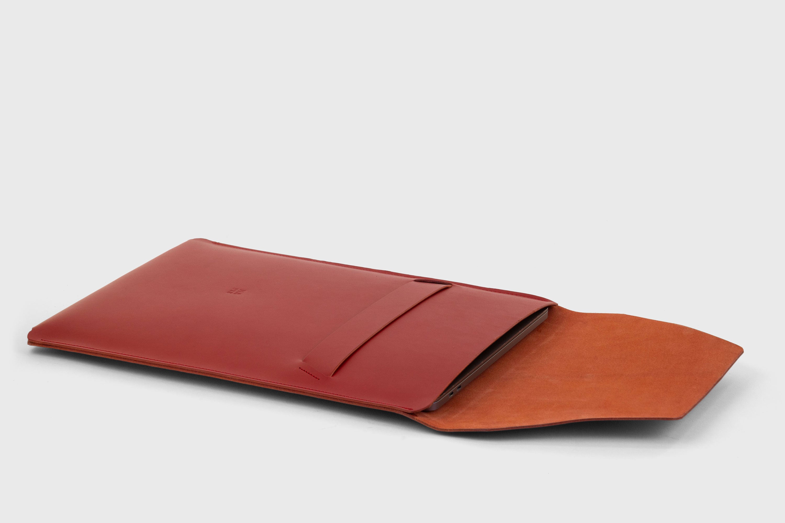 MacBook Pro 16 Inch Red Leather Sleeve Flap Vertical Premium Minimalistic Design Quality Atelier Madre Manuel Dreesmann Barcelona, Spain