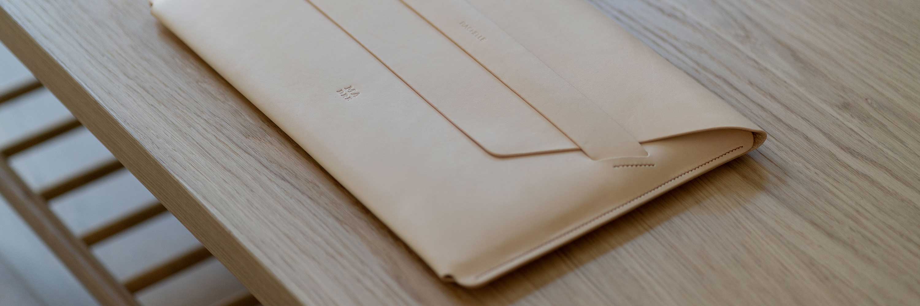 MacBook Sleeve Leather on table natural Color Atelier Madre Manuel Dreesmann Barcelona Spain