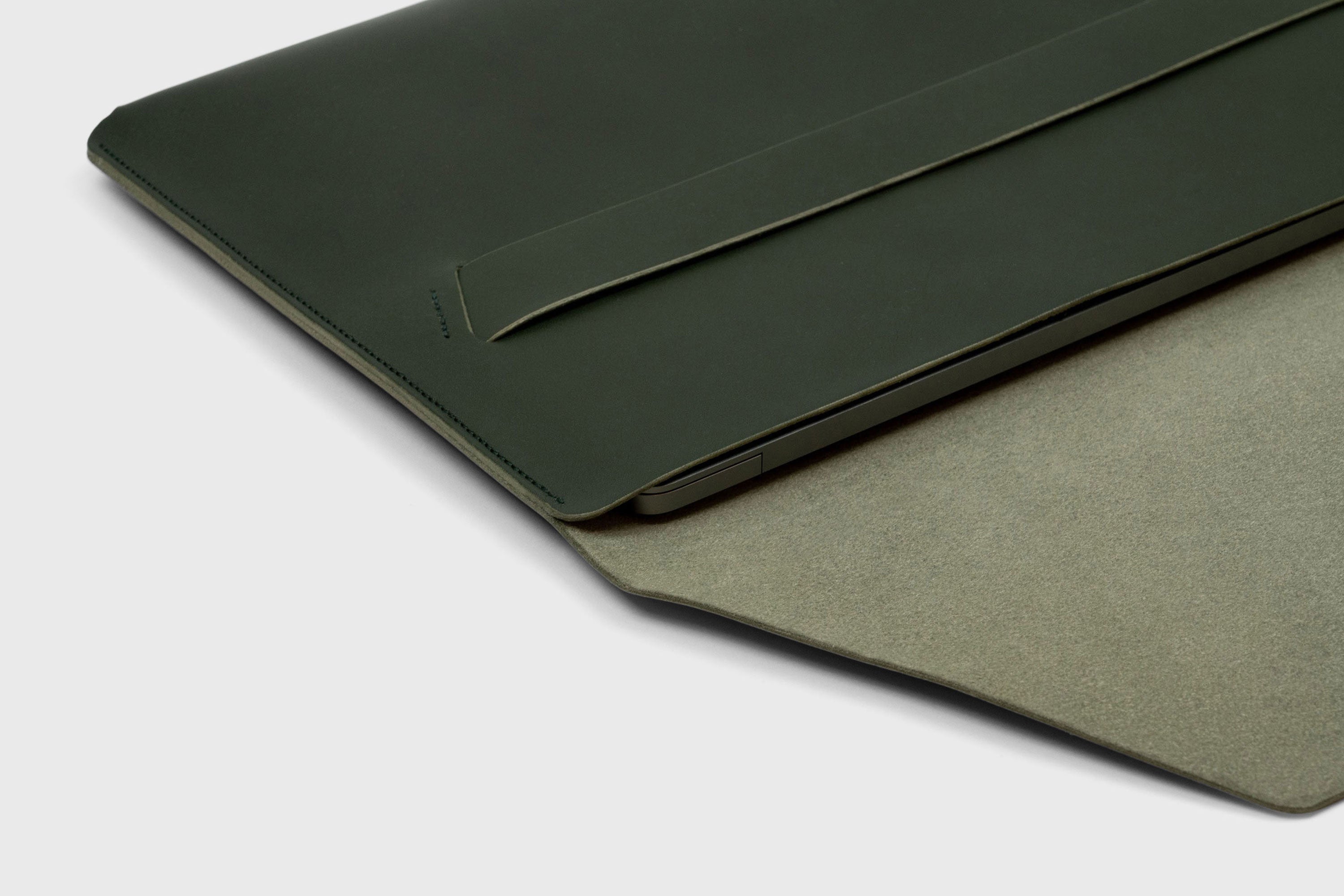 MacBook Air 15 Inch Leather Sleeve Olive Green Vachetta Leather Full Grain Design Atelier Madre Manuel Dreesmann Barcelona