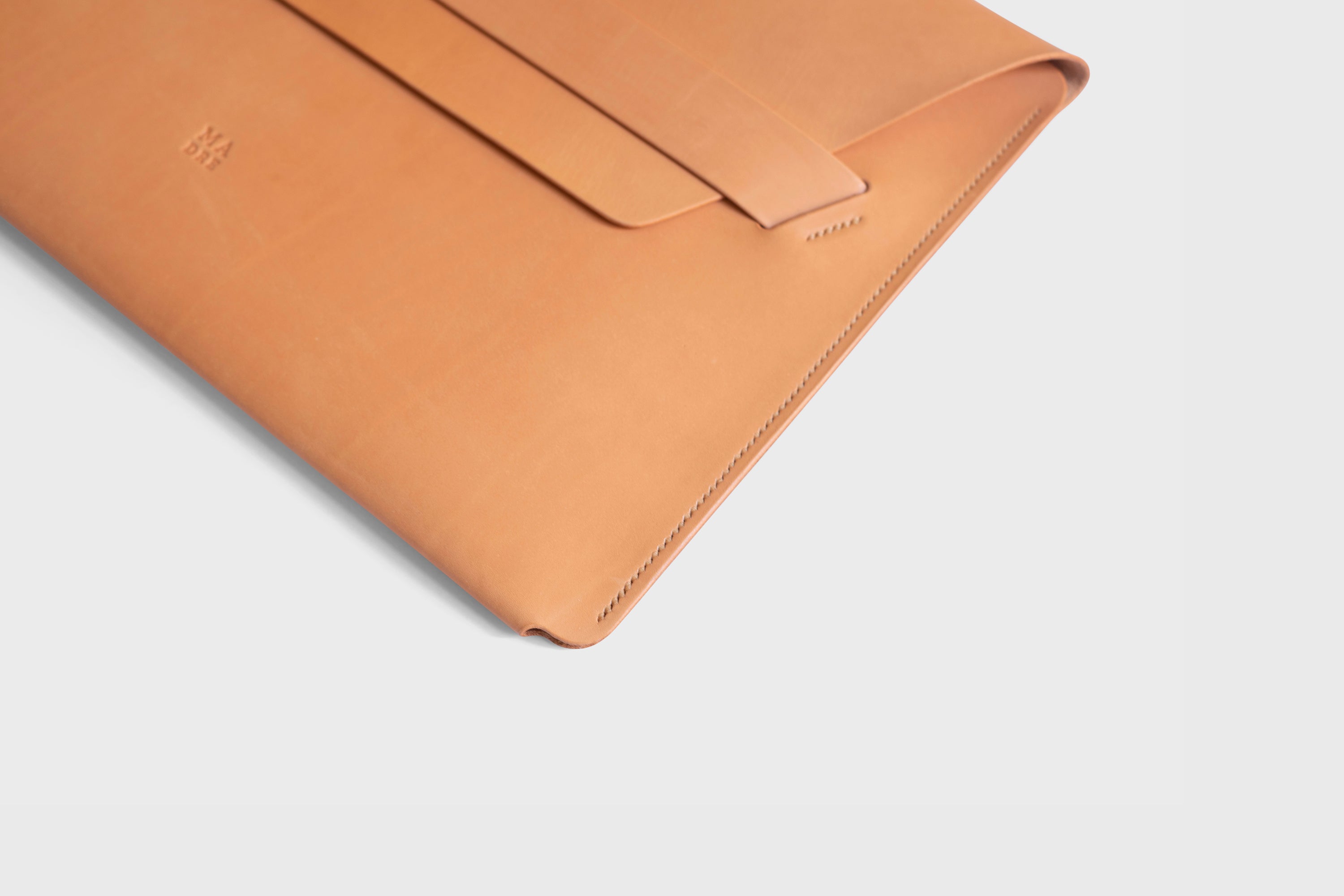 MacBook Air 15 Inch Leather Sleeve Brown Vachetta Leather Full Grain Design Atelier Madre Manuel Dreesmann Barcelona