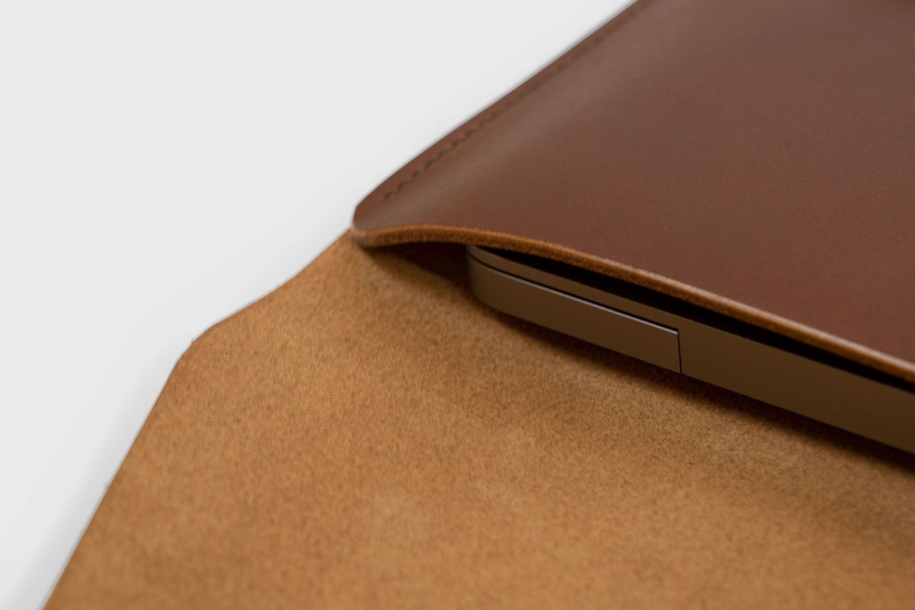 MacBook Air 15 Inch Leather Sleeve Dark Brown Vachetta Leather Full Grain Design Atelier Madre Manuel Dreesmann Barcelona