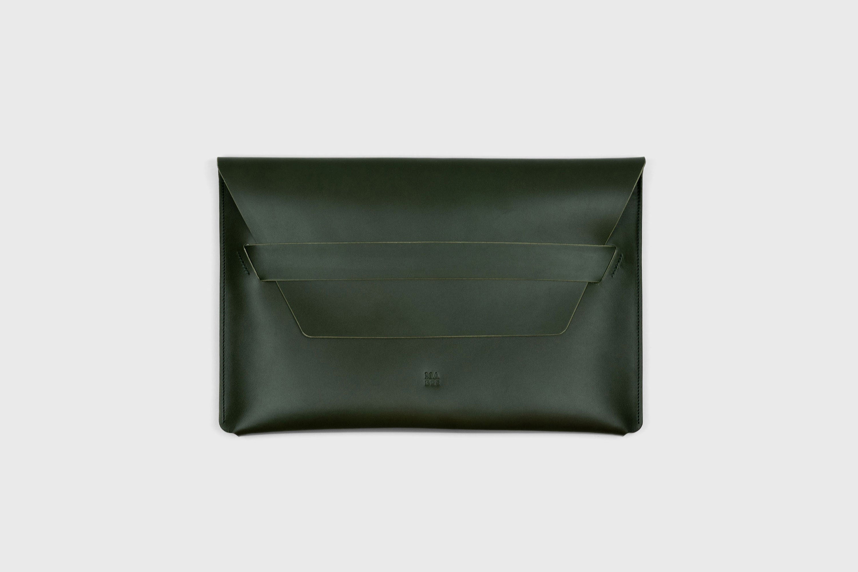 MacBook Air 15 Inch Leather Sleeve Olive Green Vachetta Leather Full Grain Design Atelier Madre Manuel Dreesmann Barcelona