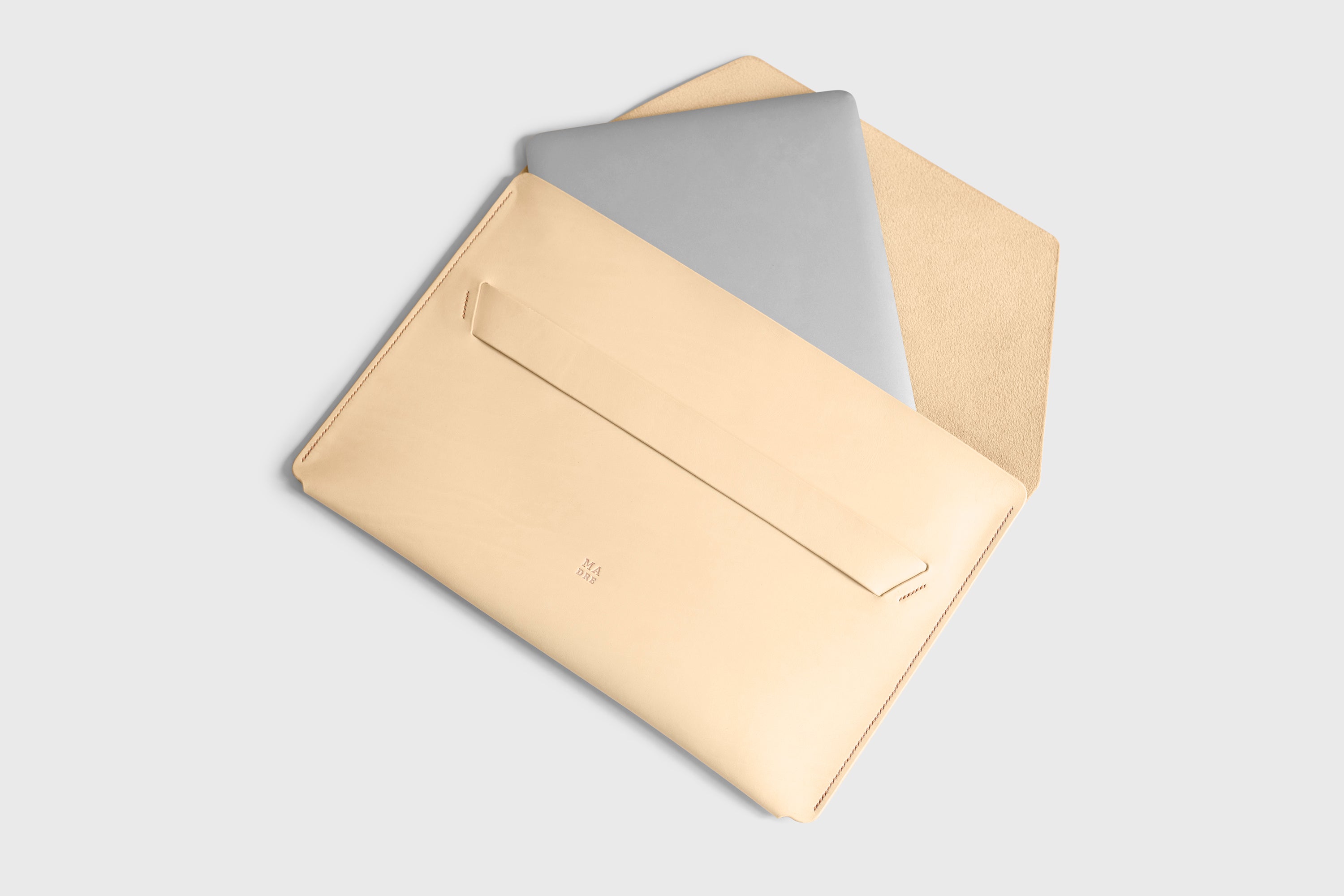 MacBook Air 15 Inch Leather Sleeve Natural Vachetta Leather Full Grain Design Atelier Madre Manuel Dreesmann Barcelona