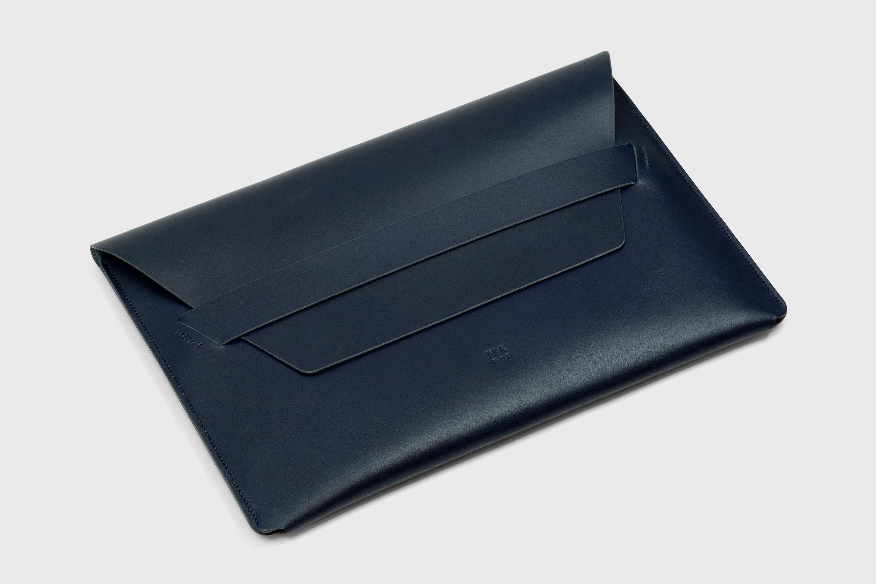 Leather Sleeve Marine Blue for MacBook Pro 15 Inch Minimalis Premium Design Atelier Madre Manuel Dreesmann Barcelona Spain