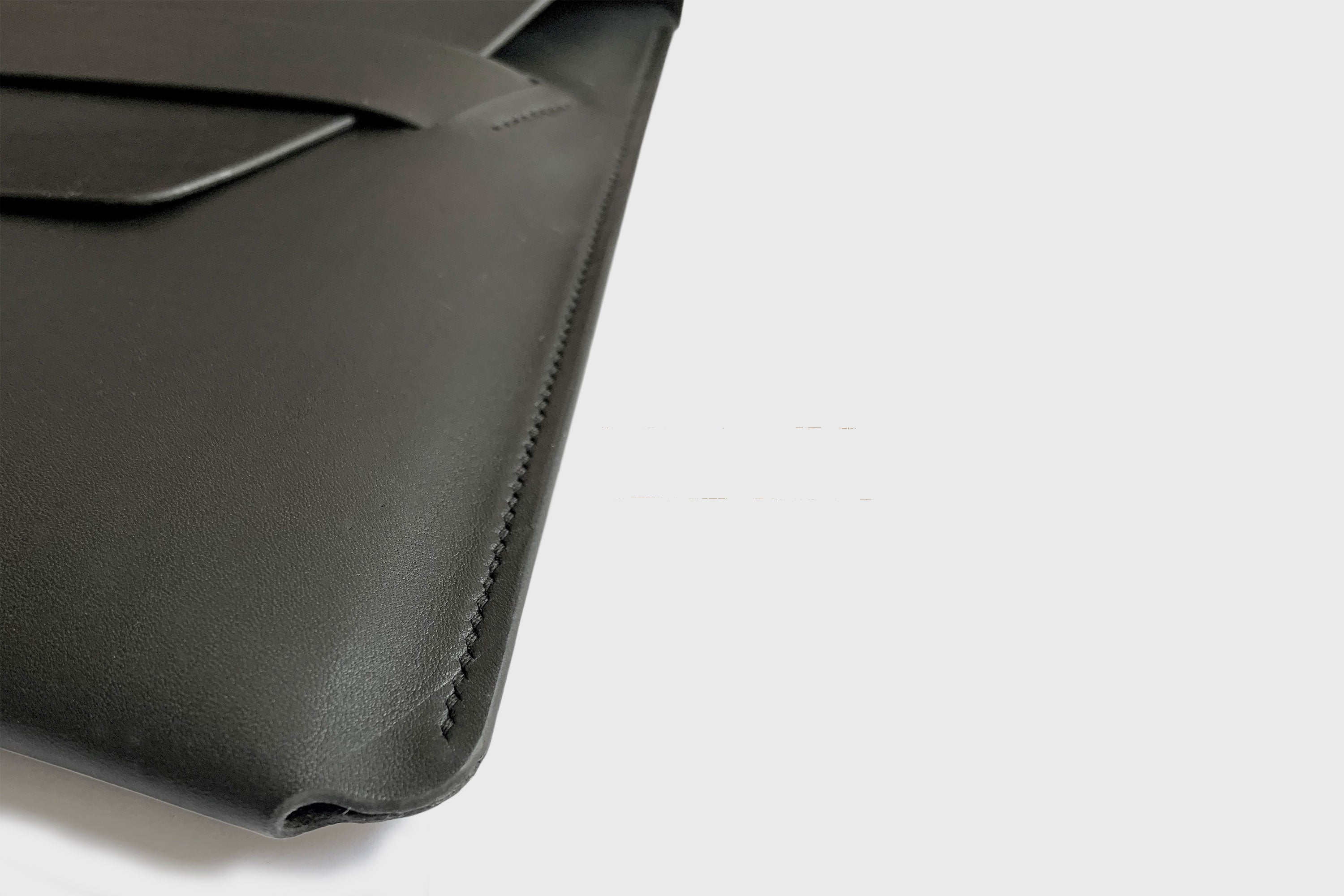 MacBook Pro 14 Inch Leather Sleeve Black Case Real Sustainable Leather Premium Quality Handmade Minimalistic Designer Manuel Dreesmann Atelier Madre Barcelona Spain