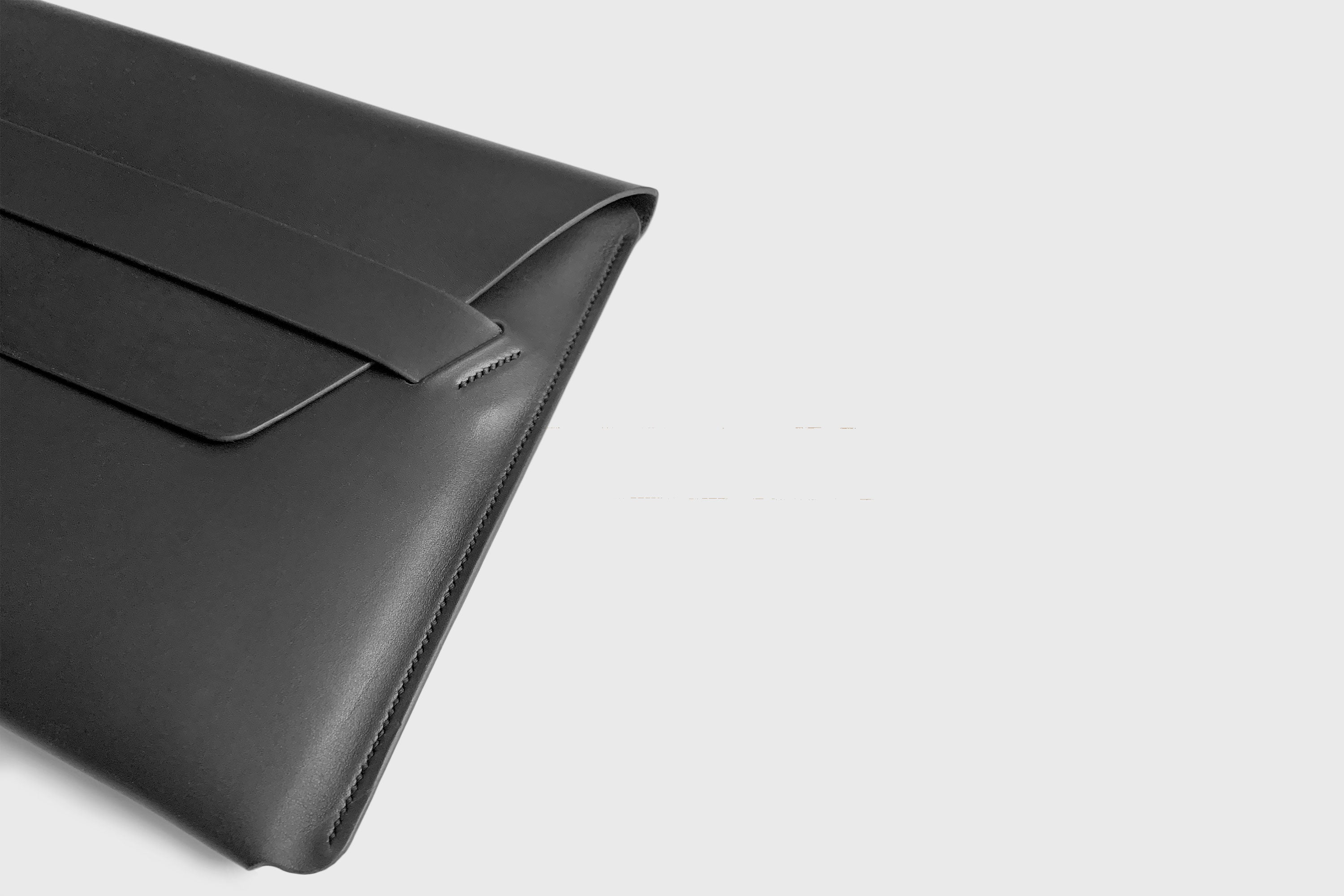 MacBook Pro 14 Inch Leather Sleeve Black Case Real Sustainable Leather Premium Quality Handmade Minimalistic Designer Manuel Dreesmann Atelier Madre Barcelona Spain