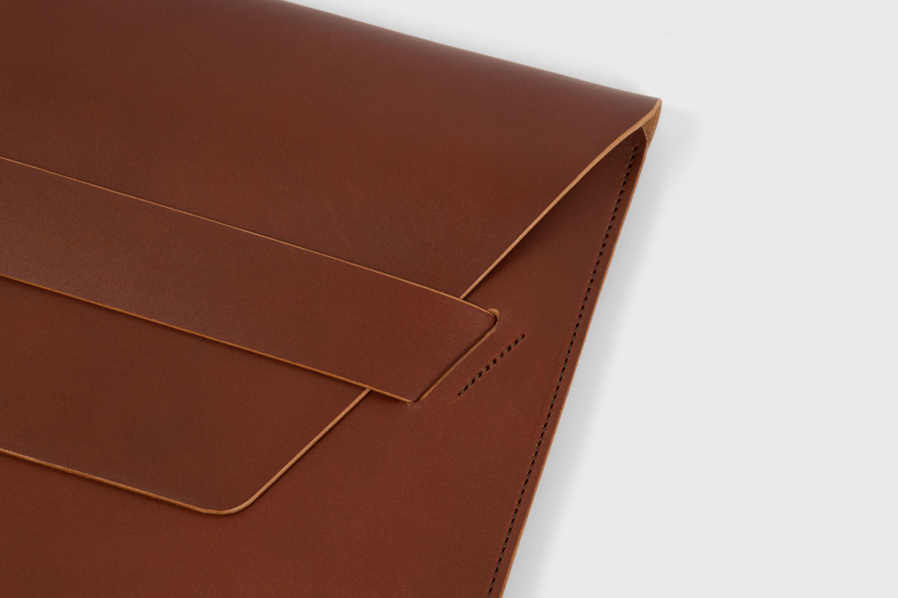 MacBook Pro 14 Inch Leather Sleeve Dark Brown Case Real Sustainable Leather Premium Quality Handmade Minimalistic Designer Manuel Dreesmann Atelier Madre Barcelona Spain