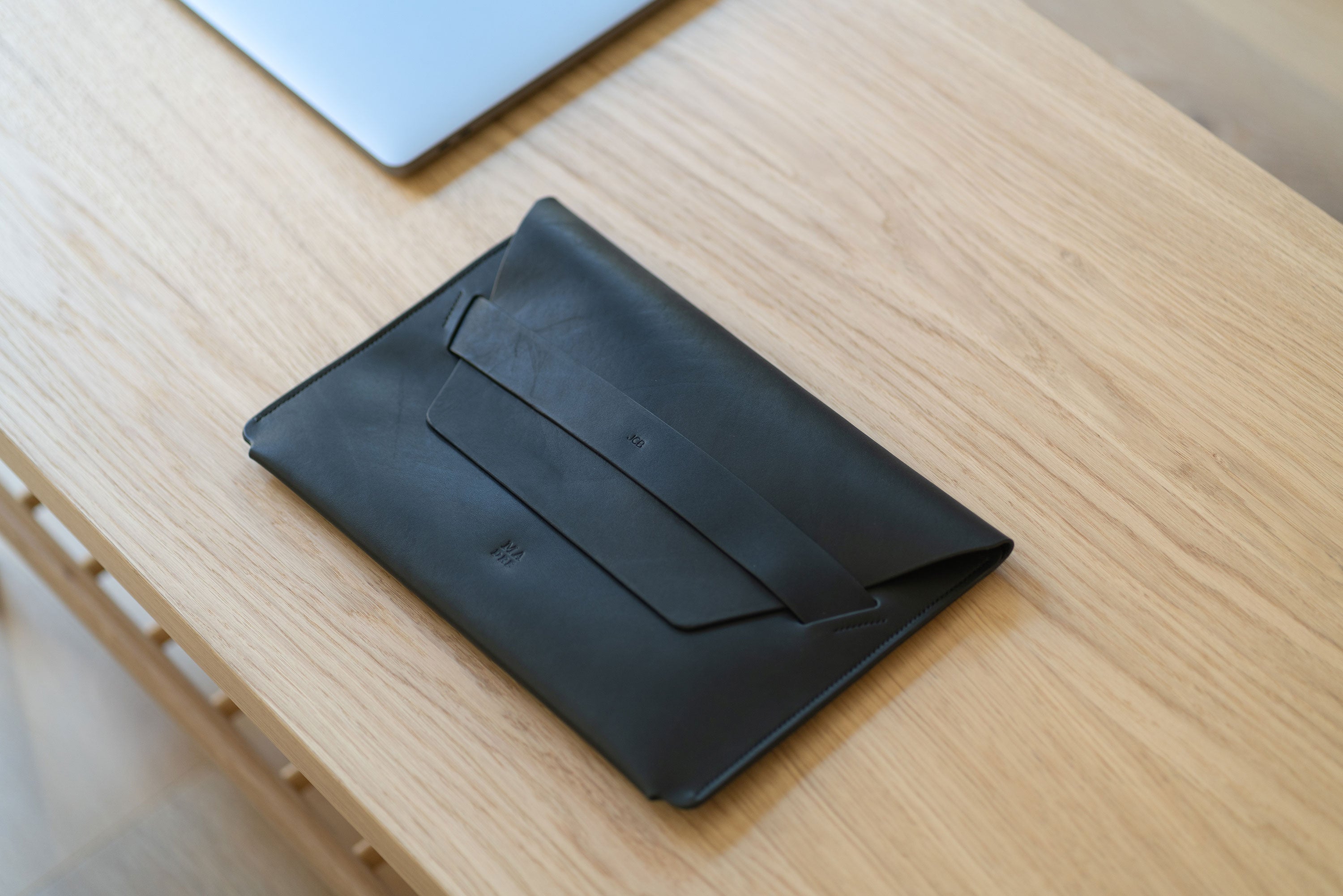 MacBook Pro 16 Inch Leather Sleeve Black Luxury Premium Case Vegetable Tanned Full Grain Real Leather Minimalist Designer Manuel Dreesman Atelier Madre Barcelona Spain