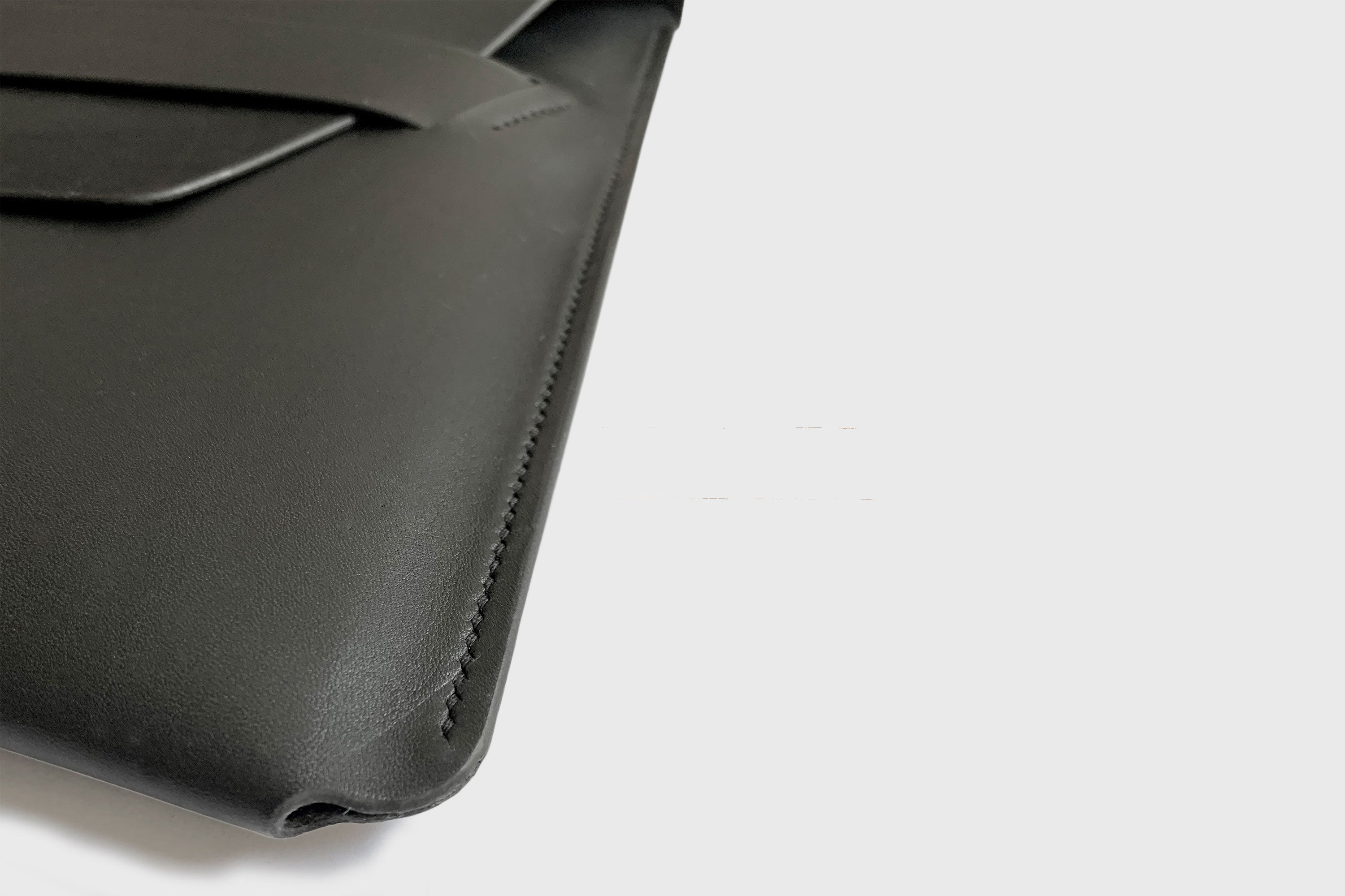 MacBook Pro 16 Inch Leather Sleeve Black Luxury Premium Case Vegetable Tanned Full Grain Real Leather Minimalist Designer Manuel Dreesman Atelier Madre Barcelona Spain