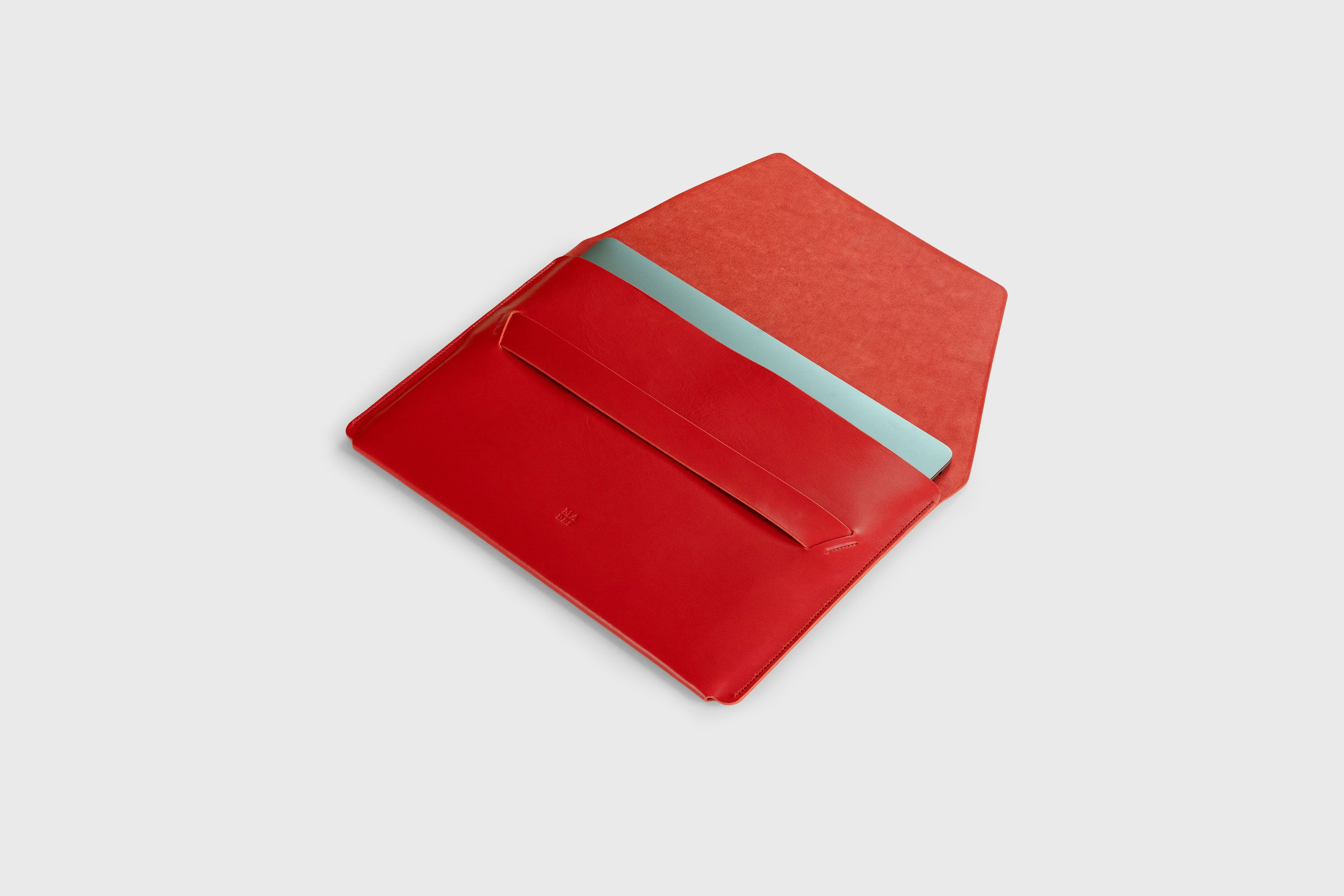 MacBook Pro 16 Inch Leather Sleeve Red Luxury Premium Case Vegetable Tanned Full Grain Real Leather Minimalist Designer Manuel Dreesman Atelier Madre Barcelona Spain