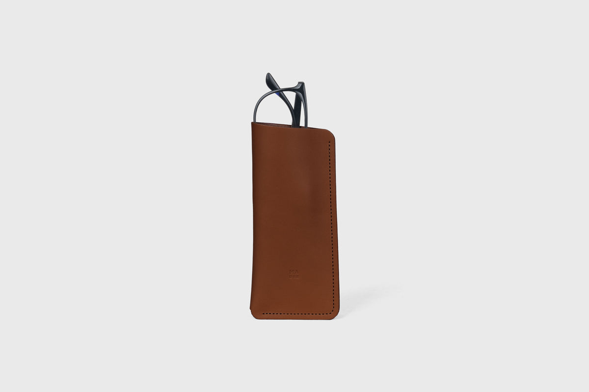 Maria Glasses Case Dark Brown Color Leather Atelier Madre Manuel Dreesmann Barcelona Spain 2