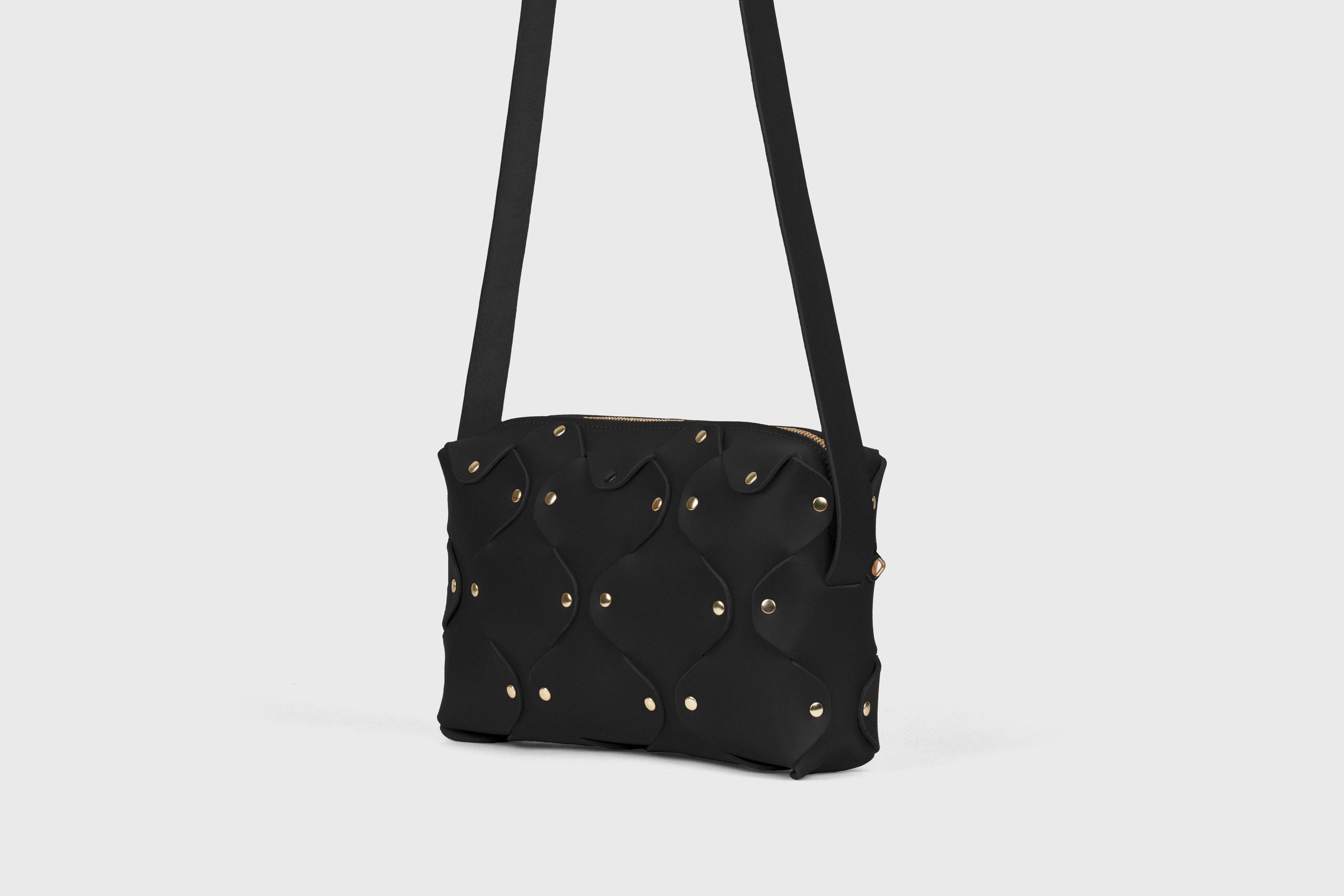 Sac en cuir Marlin, Noir, pochette carrée minimaliste de créateur avec rivets en laiton de qualité, fermeture à glissière, sac à bandoulière, pochette de soirée, sac d'atelier Madre Manuel Dreesmann, Barcelone
