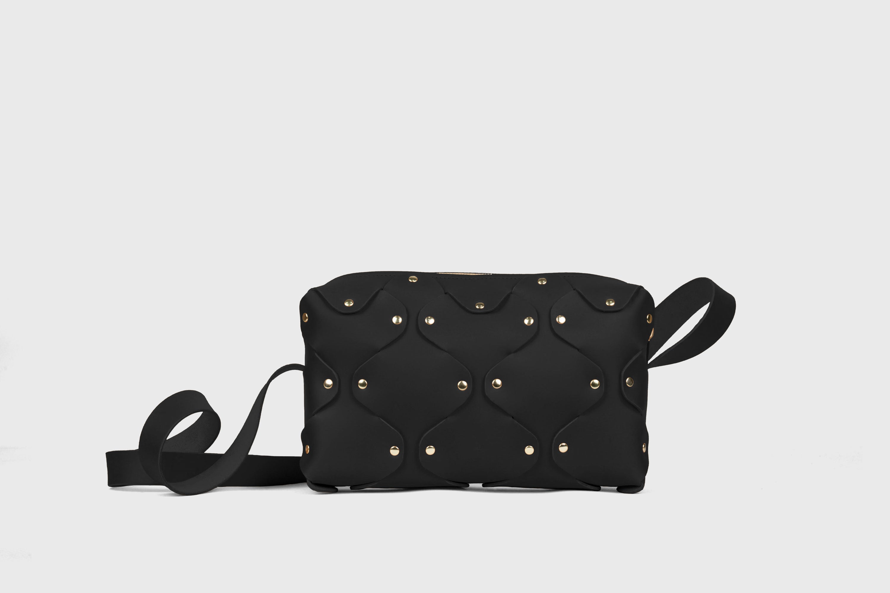 Sac en cuir Marlin, Noir, pochette carrée minimaliste de créateur avec rivets en laiton de qualité, fermeture à glissière, sac à bandoulière, pochette de soirée, sac d'atelier Madre Manuel Dreesmann, Barcelone