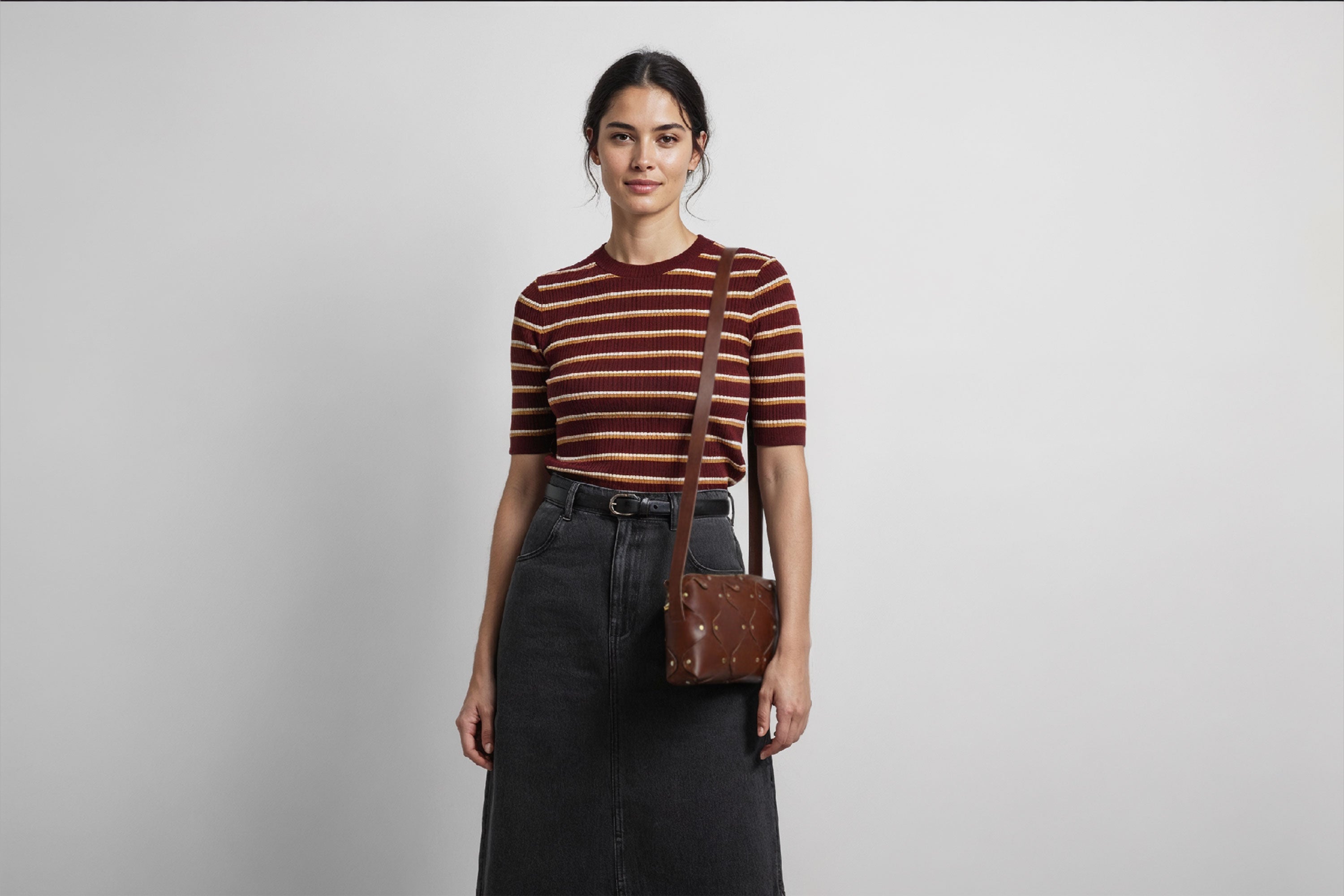 Marlin Leather Bag Dark Brown Color On A Woman Model Quality Brass Rivet Designer Minimal Square Zipper Pouch Crossbody Handbag Clutch Shoulder Atelier Madre Manuel Dreesmann Barcelona