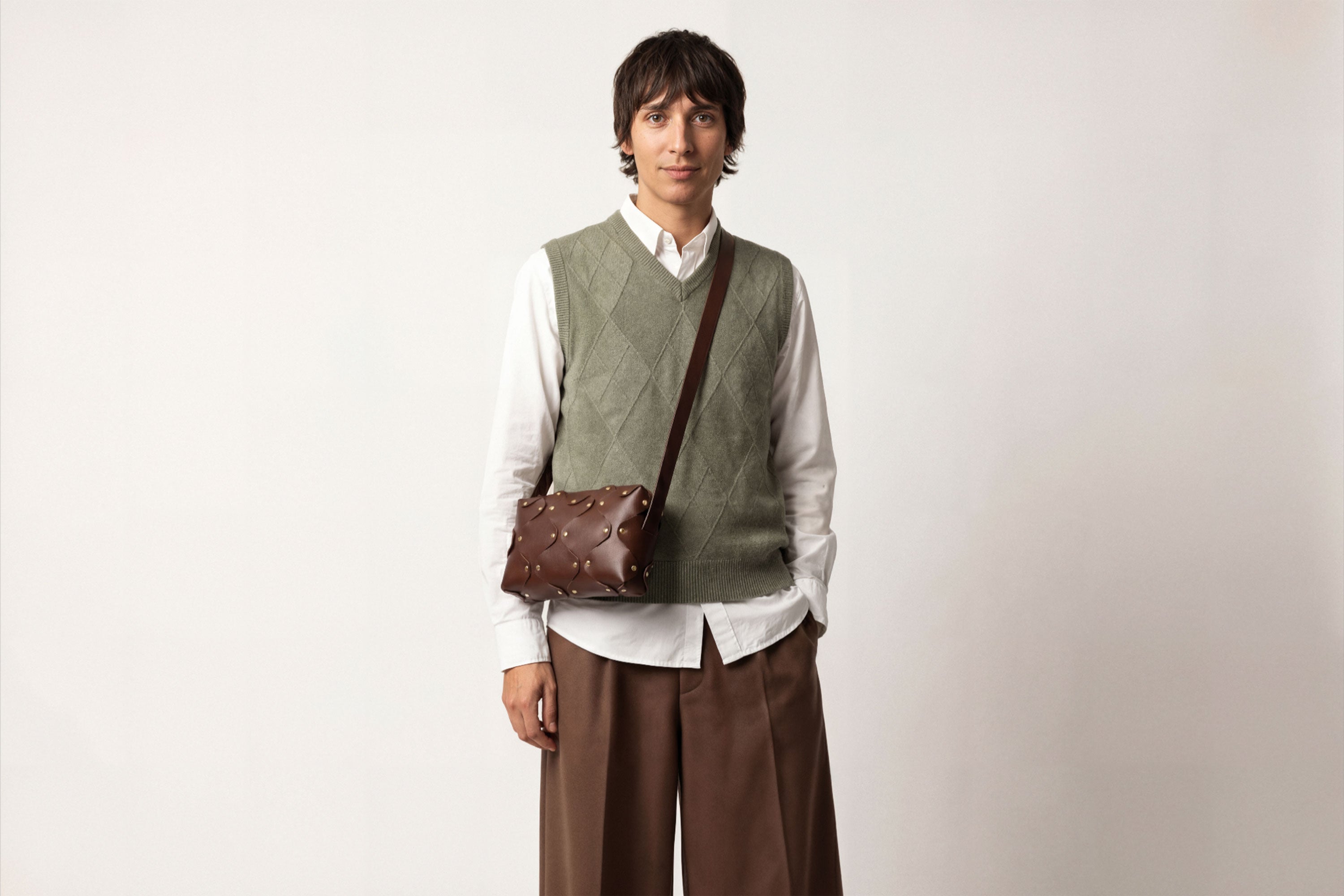 Marlin Leather Bag Dark Brown Color On A Man Model Quality Brass Rivet Designer Minimal Square Zipper Pouch Crossbody Handbag Clutch Shoulder Atelier Madre Manuel Dreesmann Barcelona