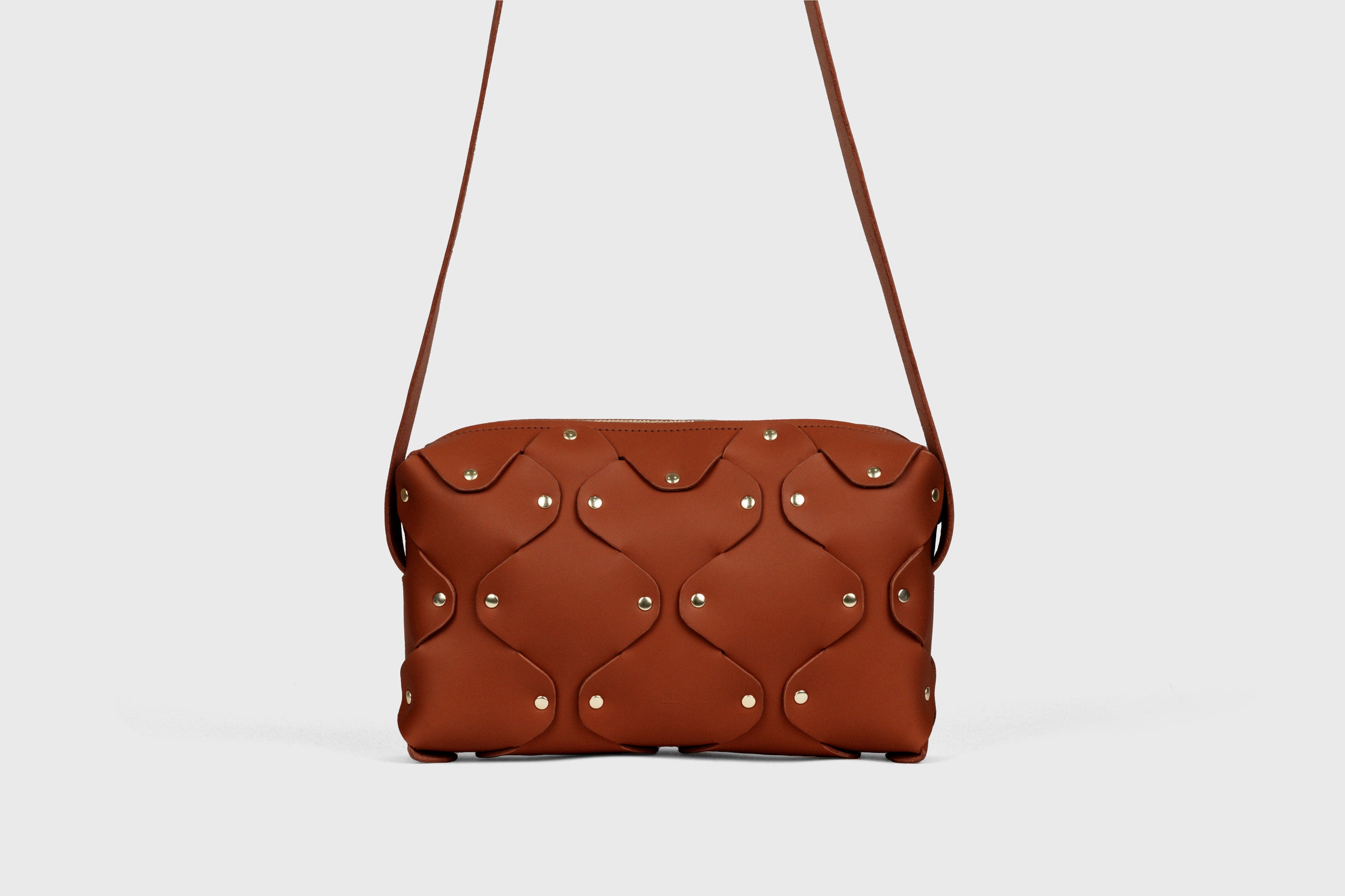 Sac en cuir Marlin, foncé Marron, rivets en laiton de qualité, pochette carrée minimaliste à fermeture éclair, sac à bandoulière, pochette de soirée, sac d'atelier Madre Manuel Dreesmann Barcelone