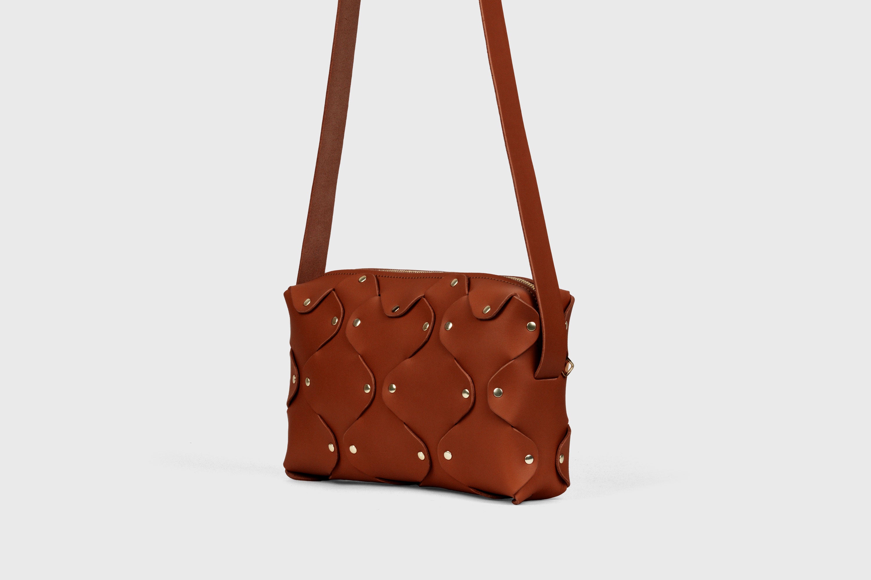 Sac en cuir Marlin, foncé Marron, rivets en laiton de qualité, pochette carrée minimaliste à fermeture éclair, sac à bandoulière, pochette de soirée, sac d'atelier Madre Manuel Dreesmann Barcelone