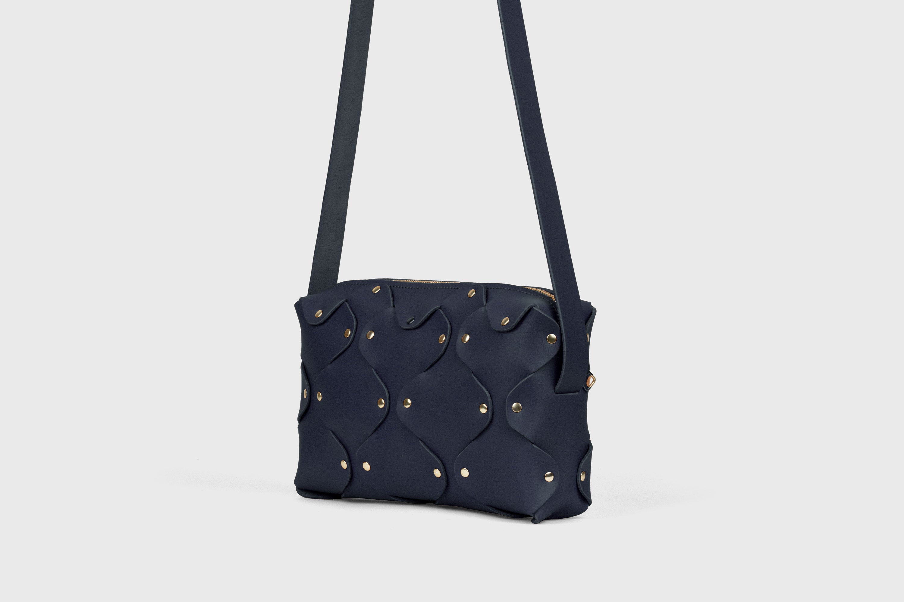 Sac en cuir Marlin, bleu marine, rivets en laiton de qualité, pochette carrée minimaliste à fermeture éclair, sac à bandoulière, pochette de soirée, sac d'atelier Madre Manuel Dreesmann Barcelone