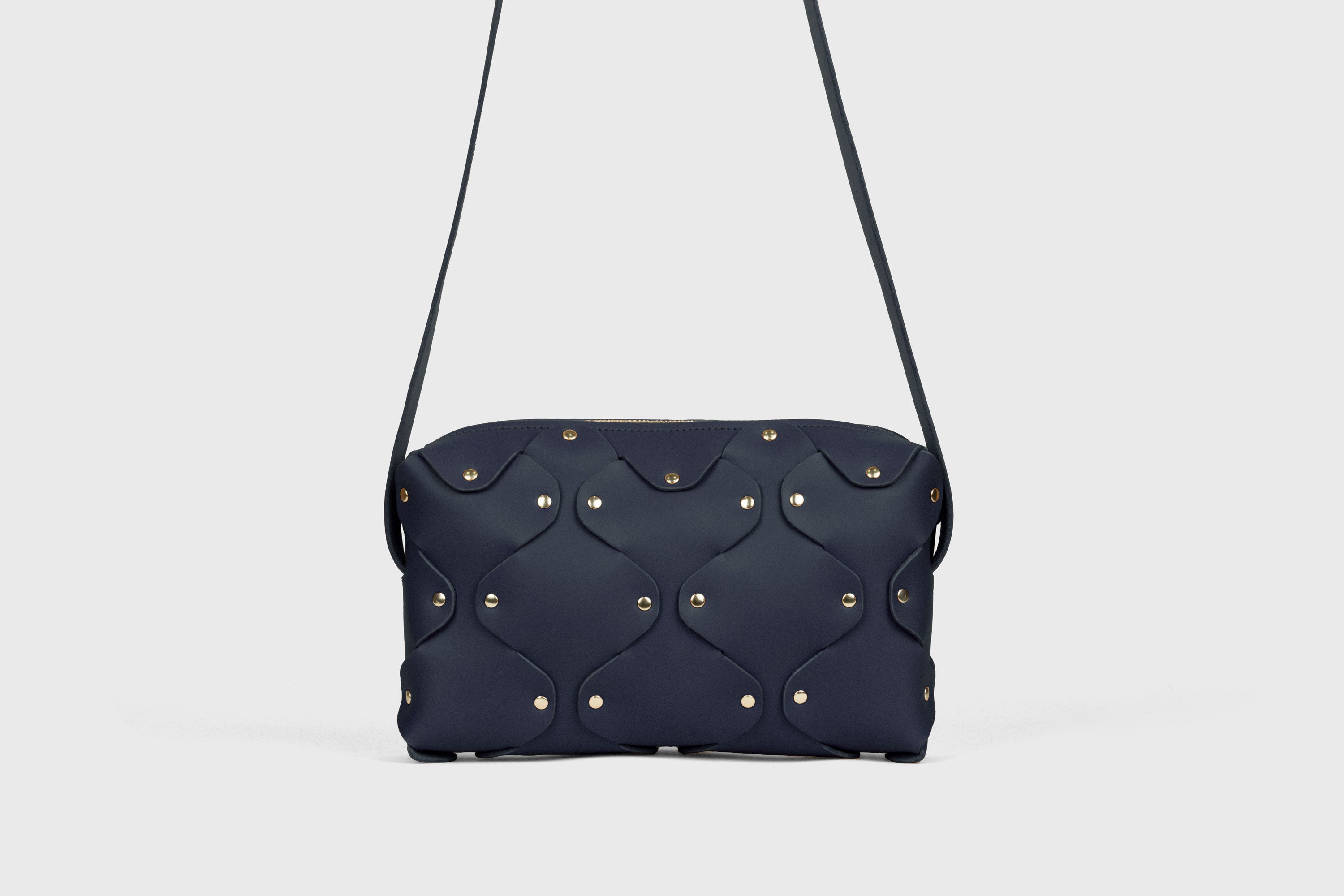 Sac en cuir Marlin, bleu marine, rivets en laiton de qualité, pochette carrée minimaliste à fermeture éclair, sac à bandoulière, pochette de soirée, sac d'atelier Madre Manuel Dreesmann Barcelone