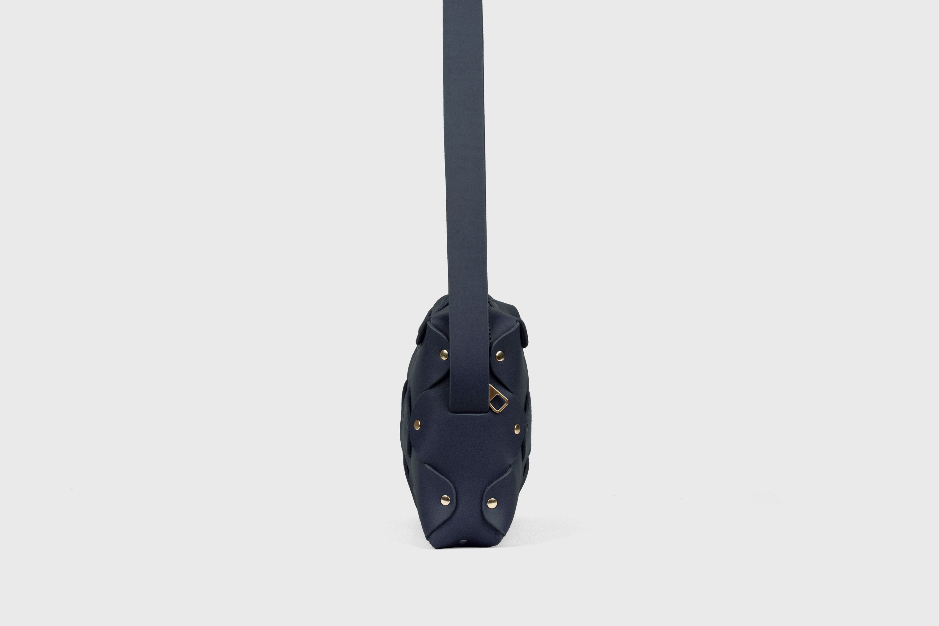 Sac en cuir Marlin, bleu marine, rivets en laiton de qualité, pochette carrée minimaliste à fermeture éclair, sac à bandoulière, pochette de soirée, sac d'atelier Madre Manuel Dreesmann Barcelone