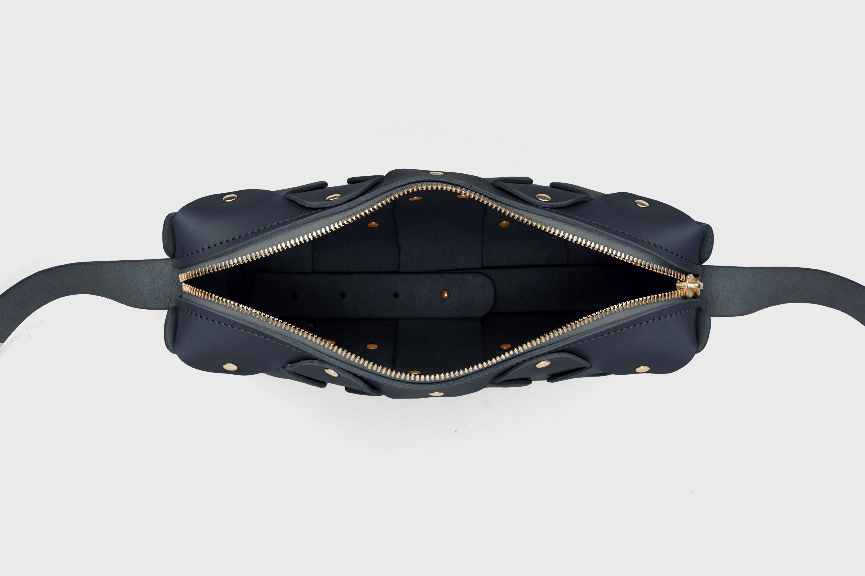 Sac en cuir Marlin, bleu marine, rivets en laiton de qualité, pochette carrée minimaliste à fermeture éclair, sac à bandoulière, pochette de soirée, sac d'atelier Madre Manuel Dreesmann Barcelone
