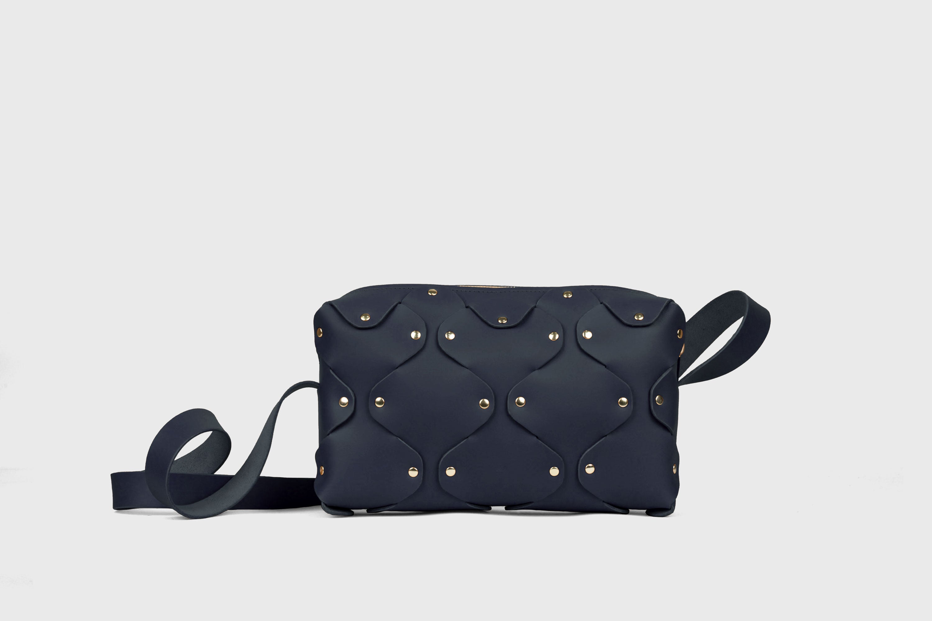 Sac en cuir Marlin, bleu marine, rivets en laiton de qualité, pochette carrée minimaliste à fermeture éclair, sac à bandoulière, pochette de soirée, sac d'atelier Madre Manuel Dreesmann Barcelone