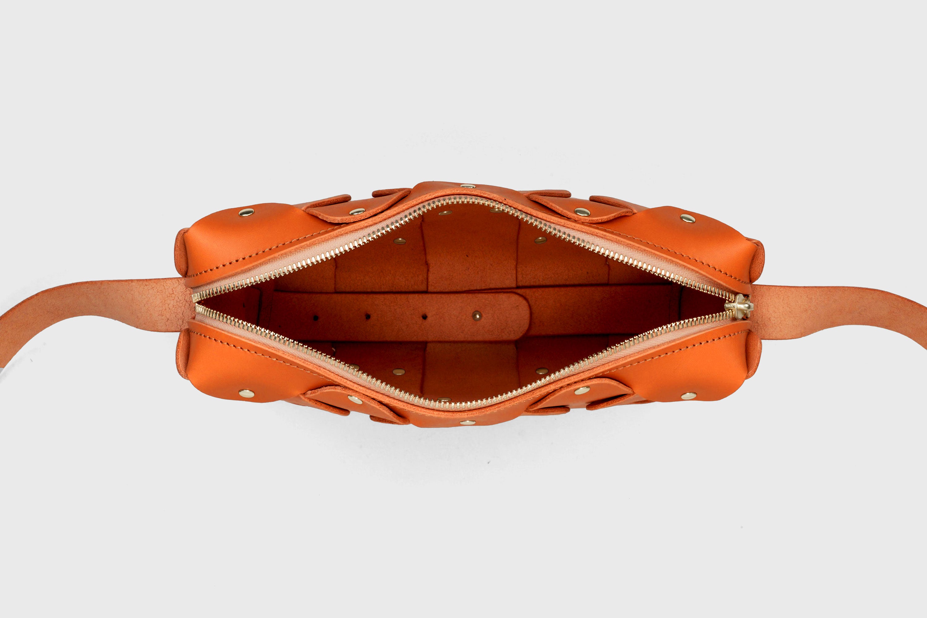 Sac en cuir Marlin, orange, rivets en laiton de qualité, pochette carrée minimaliste à fermeture éclair, sac à bandoulière, pochette de soirée, sac d'atelier Madre Manuel Dreesmann Barcelone