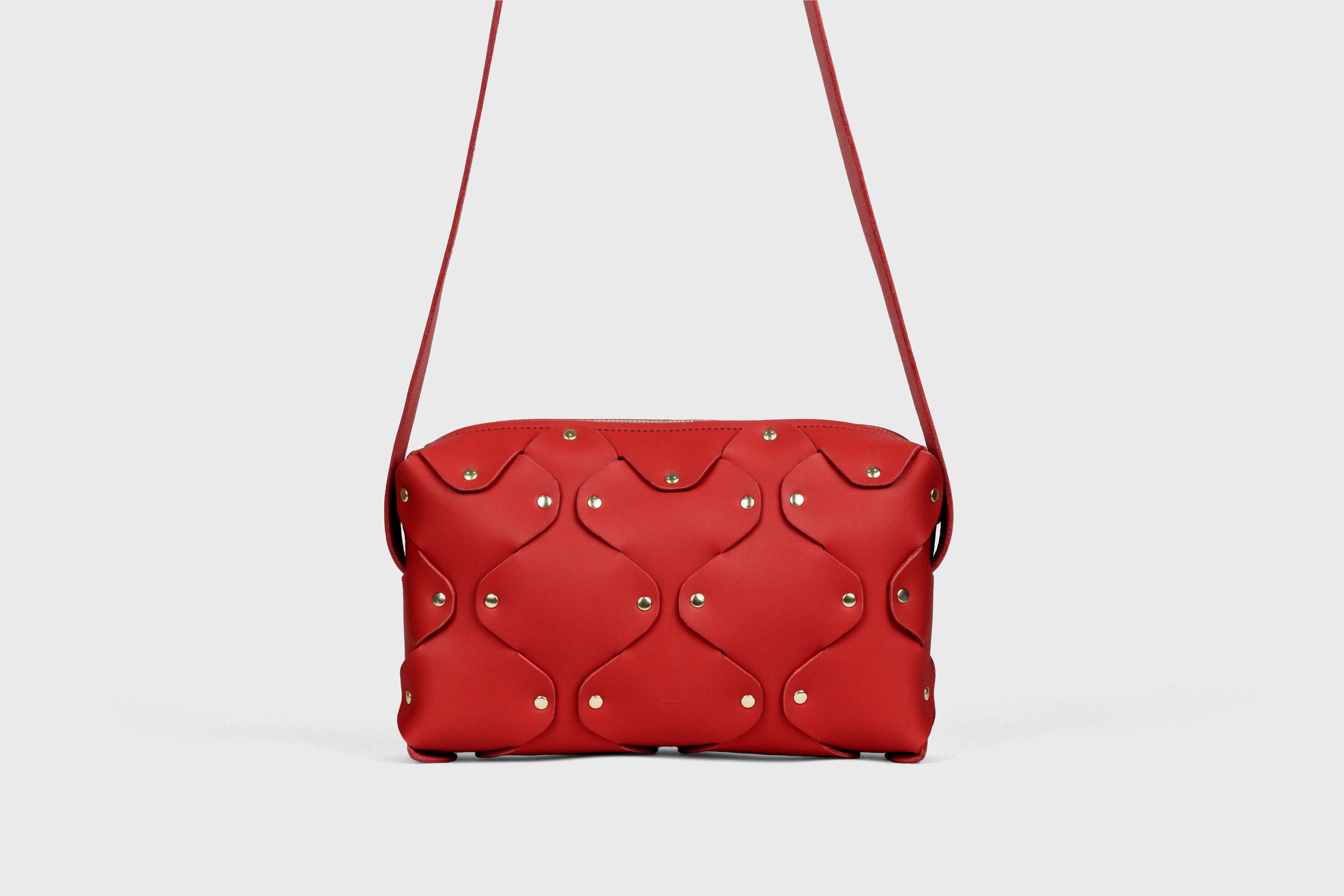 Sac en cuir Marlin, Rouge, pochette carrée minimaliste de créateur avec rivets en laiton de qualité, fermeture à glissière, sac à bandoulière, pochette de soirée, sac d'atelier Madre Manuel Dreesmann Barcelone