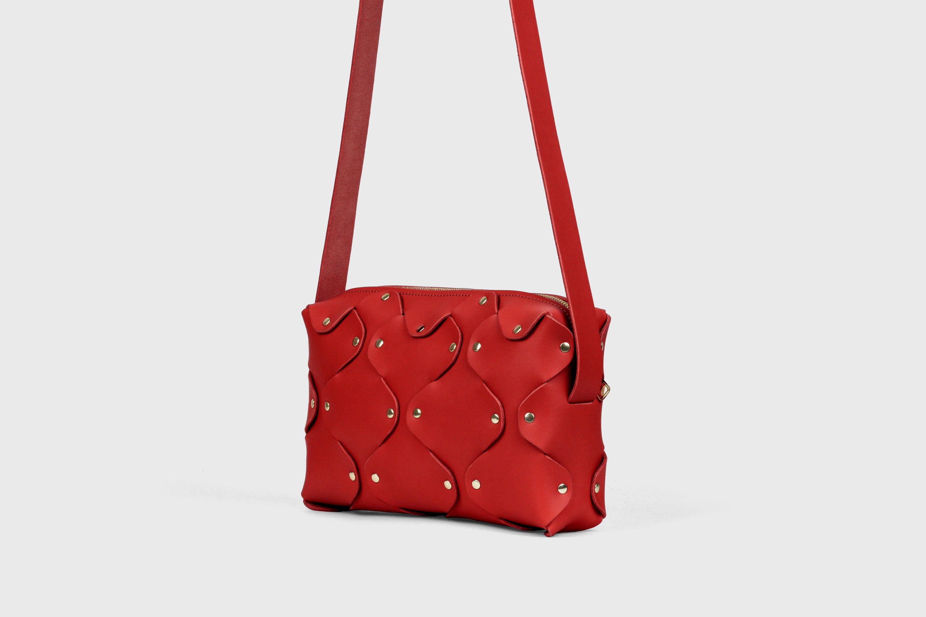 Sac en cuir Marlin, Rouge, pochette carrée minimaliste de créateur avec rivets en laiton de qualité, fermeture à glissière, sac à bandoulière, pochette de soirée, sac d'atelier Madre Manuel Dreesmann Barcelone