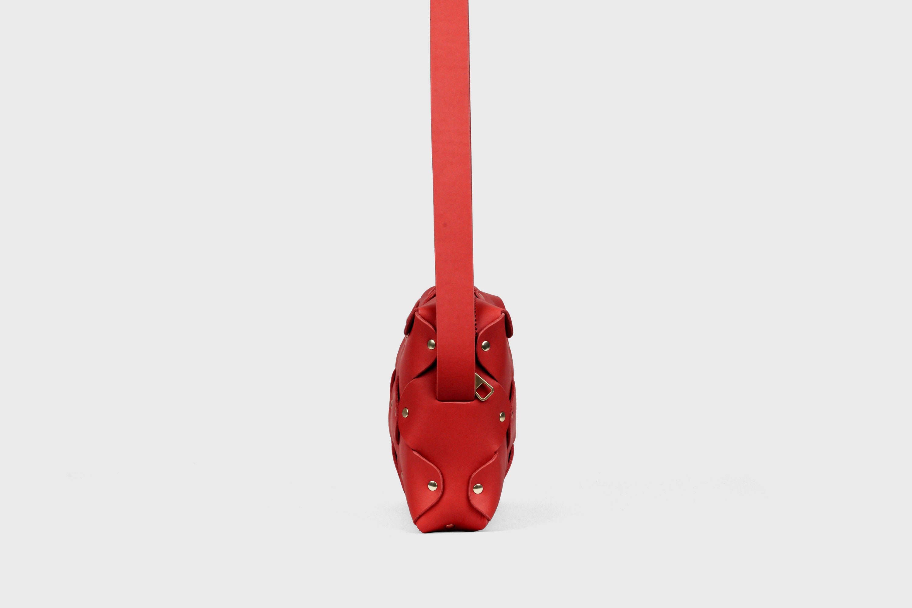 Sac en cuir Marlin, Rouge, pochette carrée minimaliste de créateur avec rivets en laiton de qualité, fermeture à glissière, sac à bandoulière, pochette de soirée, sac d'atelier Madre Manuel Dreesmann Barcelone