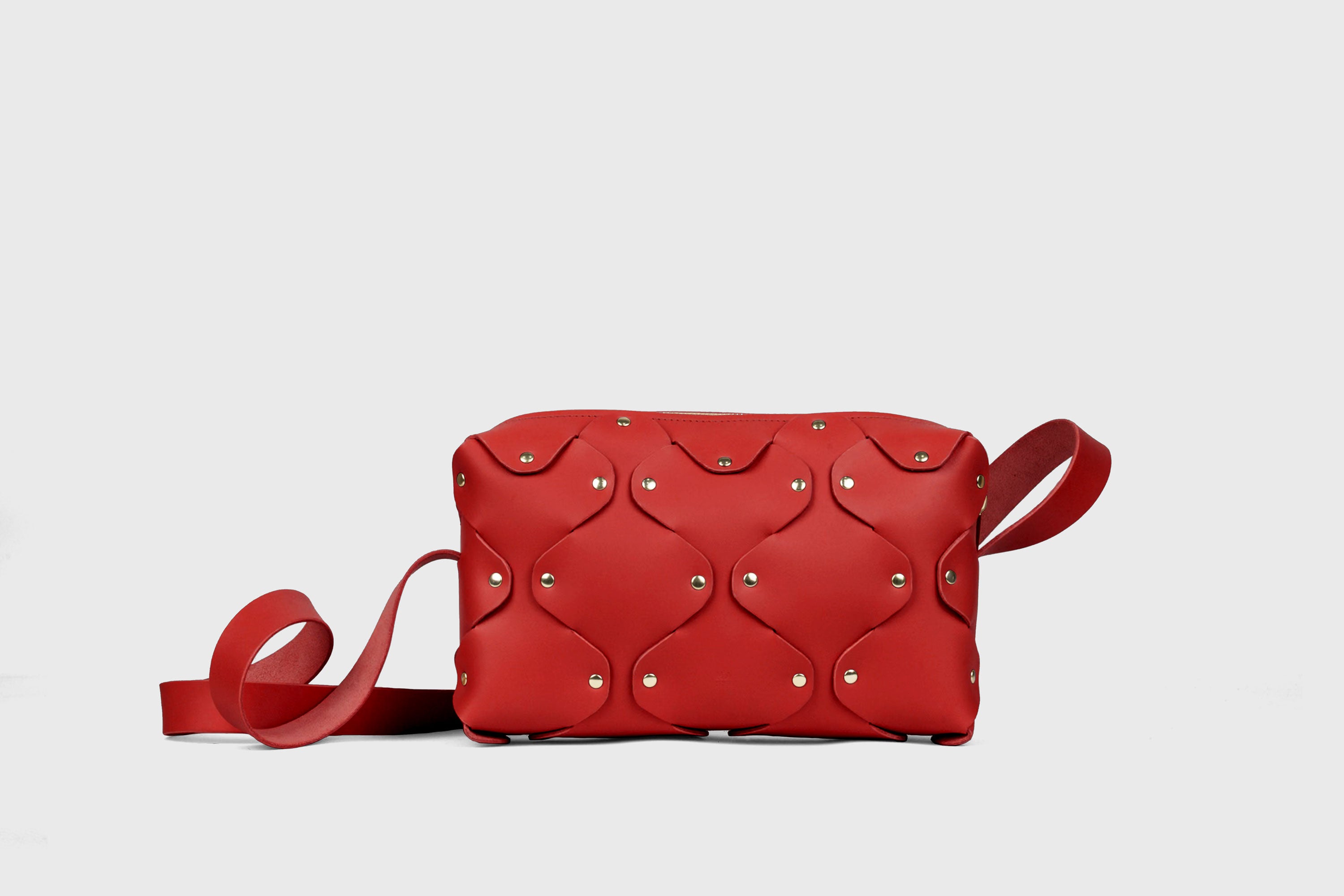 Sac en cuir Marlin, Rouge, pochette carrée minimaliste de créateur avec rivets en laiton de qualité, fermeture à glissière, sac à bandoulière, pochette de soirée, sac d'atelier Madre Manuel Dreesmann Barcelone