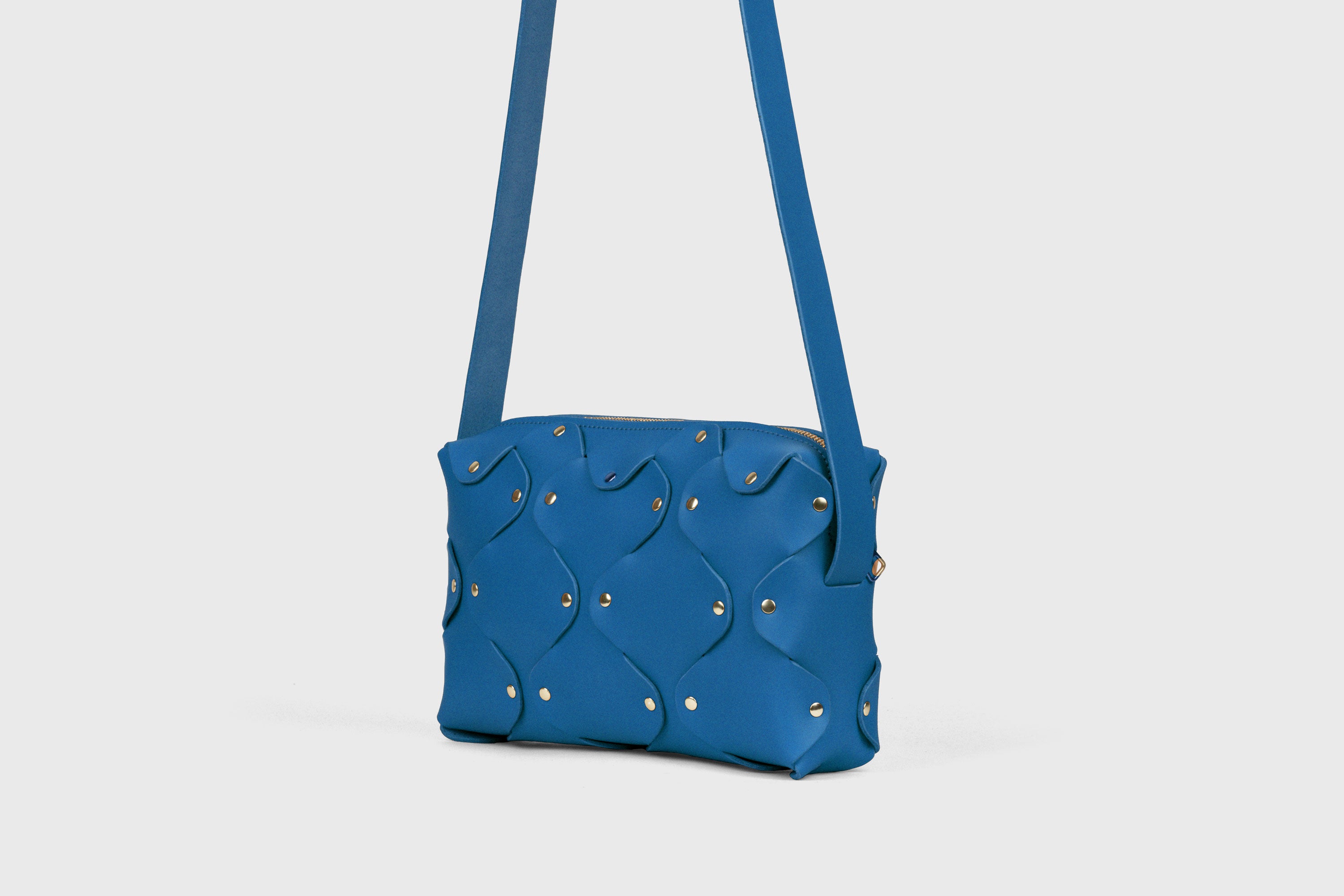 Sac en cuir Marlin, bleu roi, rivets en laiton de qualité, pochette carrée minimaliste à fermeture éclair, sac à bandoulière, pochette de soirée, sac d'atelier Madre Manuel Dreesmann Barcelone