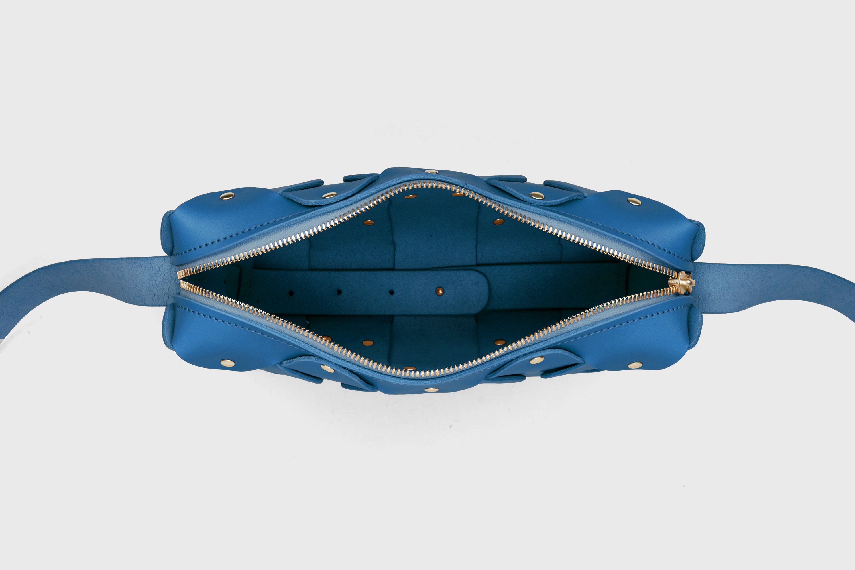 Sac en cuir Marlin, bleu roi, rivets en laiton de qualité, pochette carrée minimaliste à fermeture éclair, sac à bandoulière, pochette de soirée, sac d'atelier Madre Manuel Dreesmann Barcelone