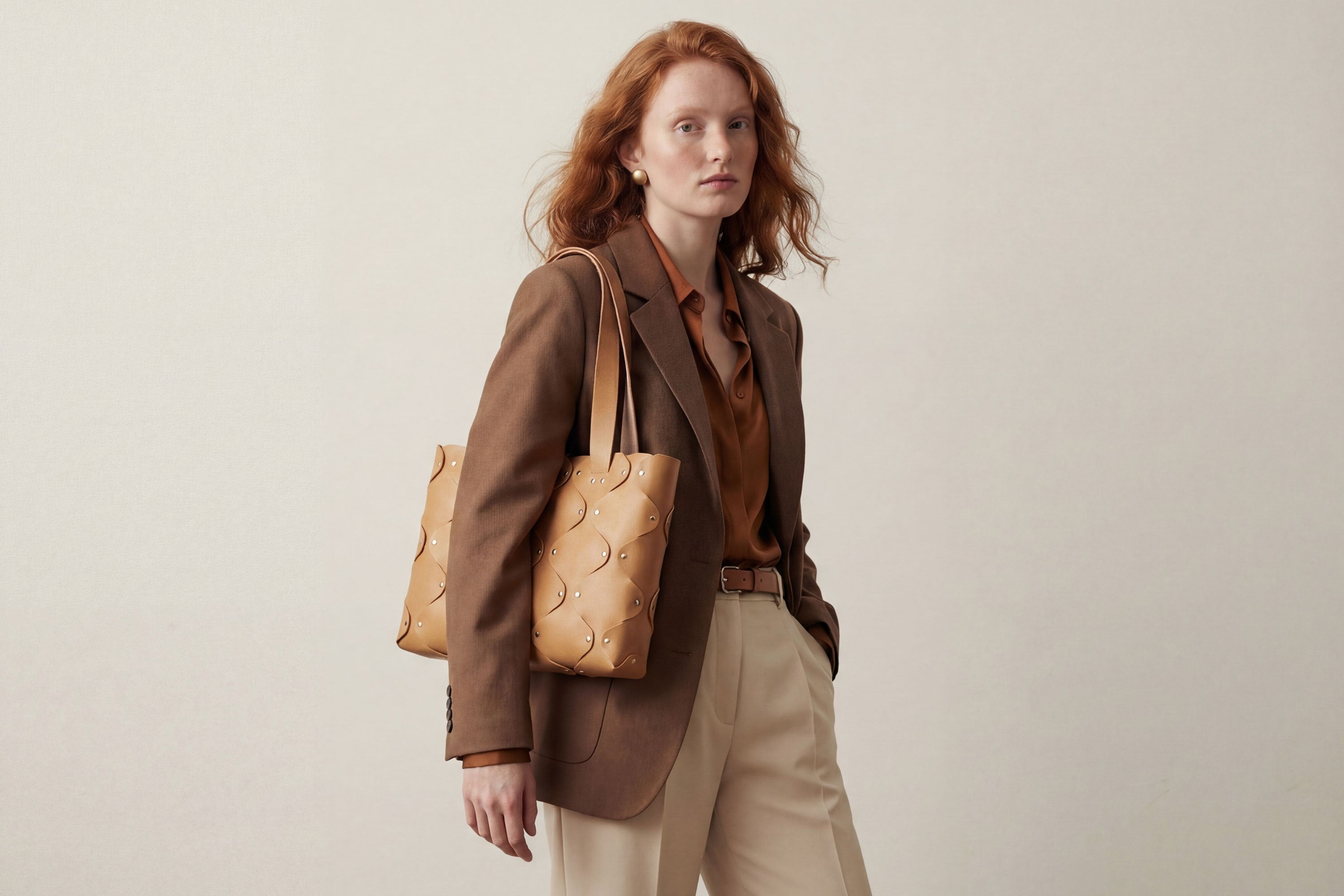 Marlin Tote Bag In Brown Color On Model In Vegetable Tanned Leather With Rivets Atelier Madre Manuel Dreesmann Barcelona Spain