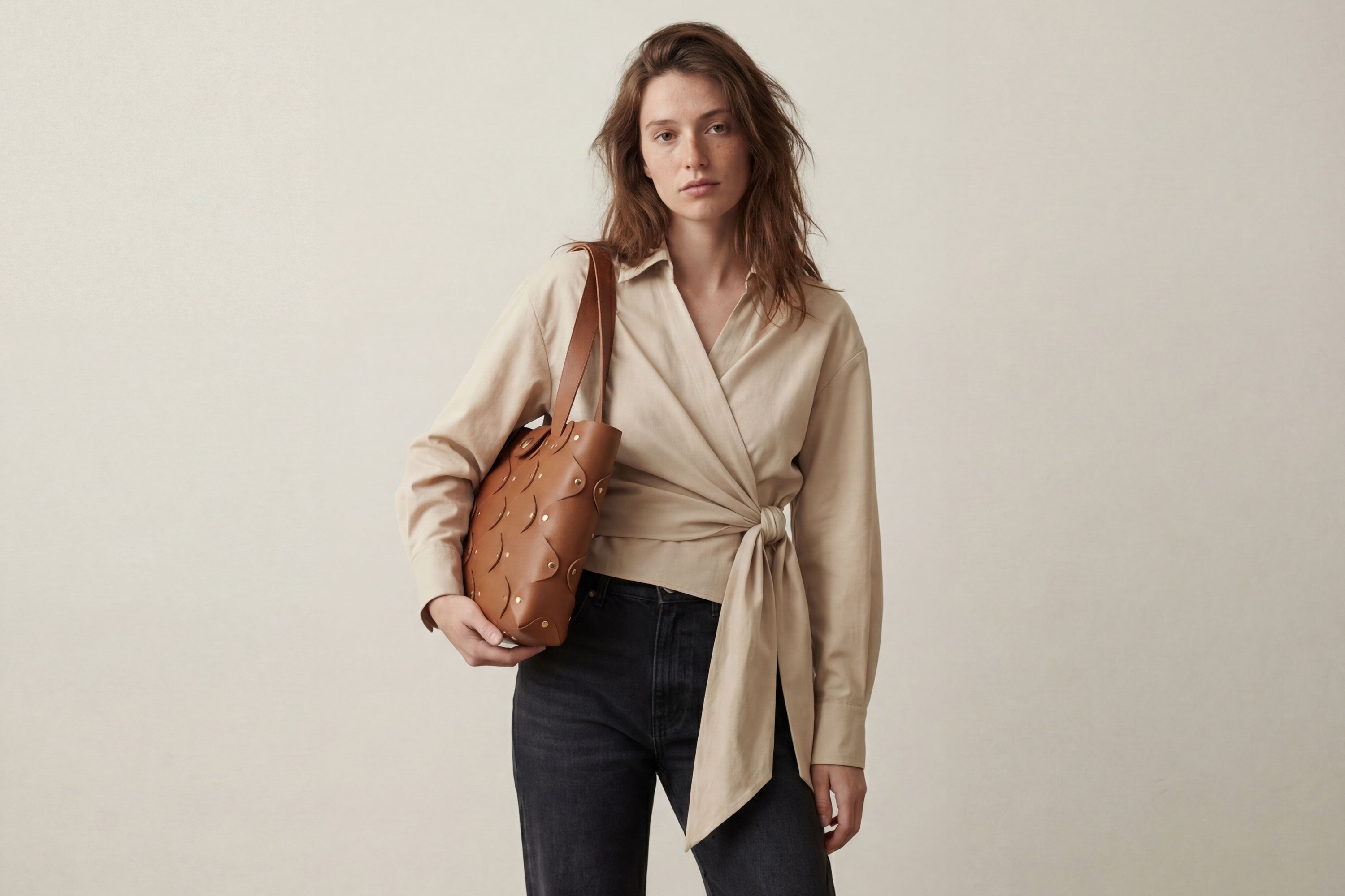 Marlin Tote Bag In Dark Brown Color On Model In Vegetable Tanned Leather With Rivets Atelier Madre Manuel Dreesmann Barcelona Spain