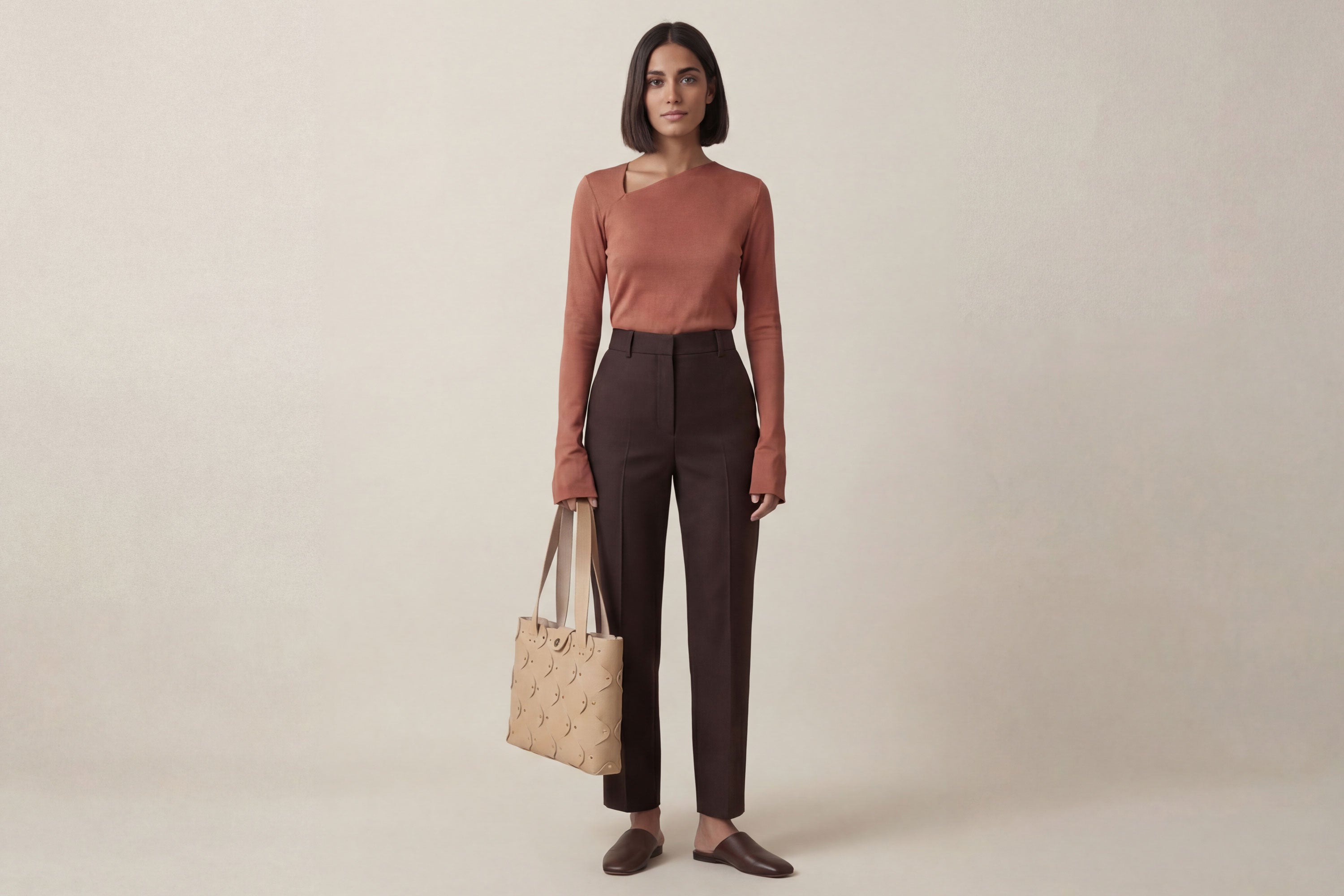 Marlin Tote Bag In Natural Color On Model In Vegetable Tanned Leather With Rivets Atelier Madre Manuel Dreesmann Barcelona Spain