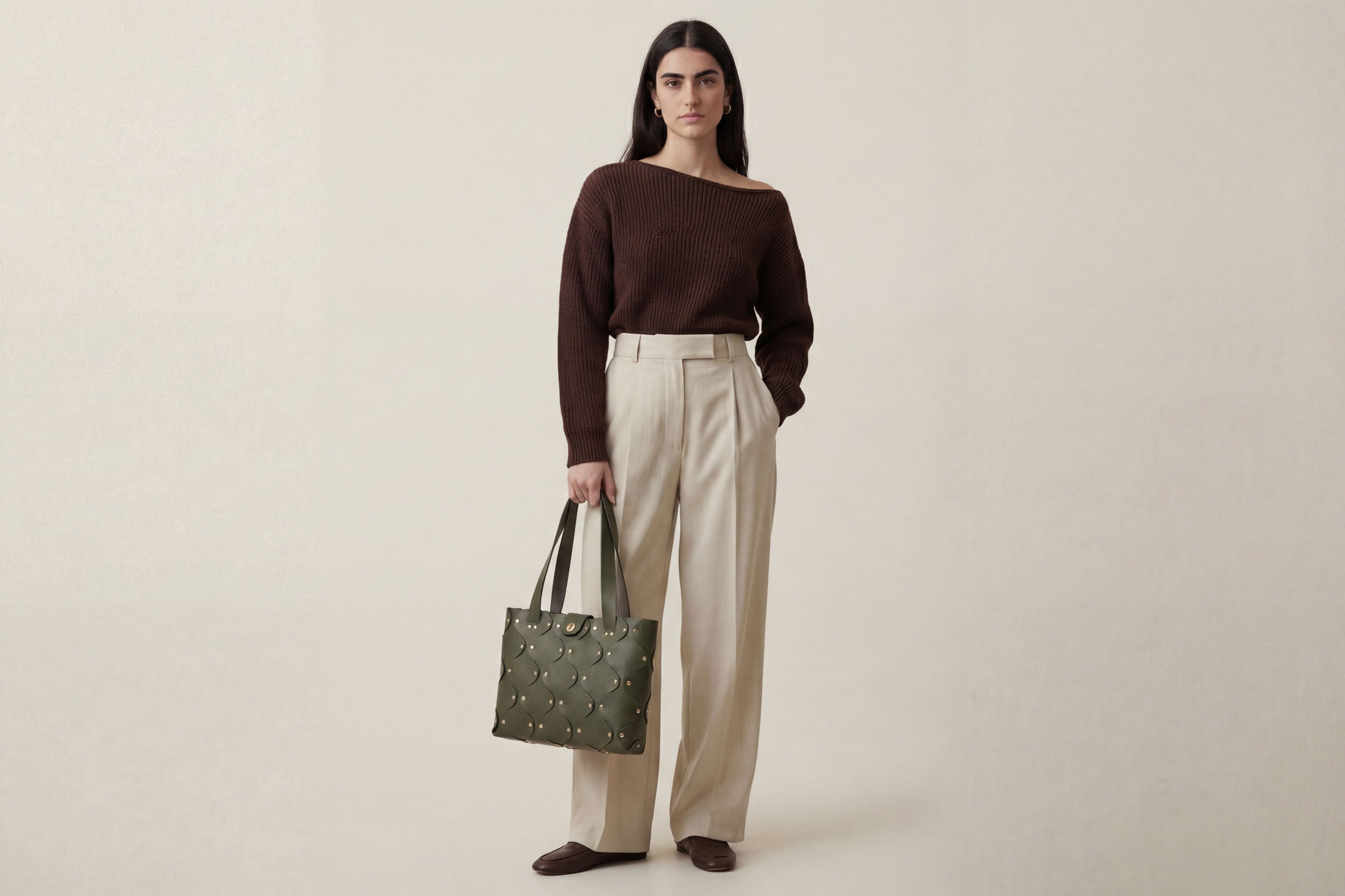 Marlin Tote Bag In Olive Green Color On Model In Vegetable Tanned Leather With Rivets Atelier Madre Manuel Dreesmann Barcelona Spain