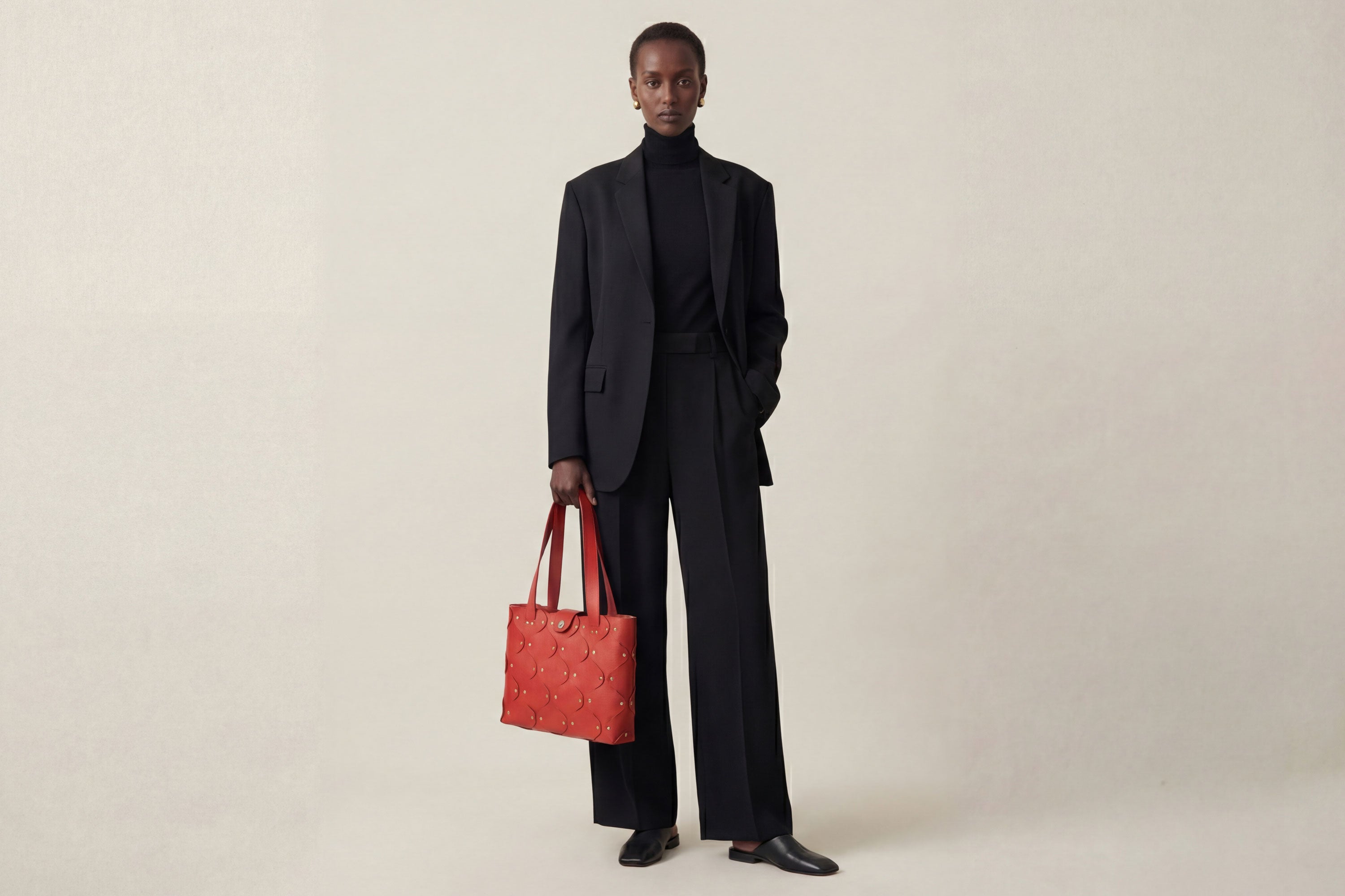 Marlin Tote Bag In Red Color On Model In Vegetable Tanned Leather With Rivets Atelier Madre Manuel Dreesmann Barcelona Spain