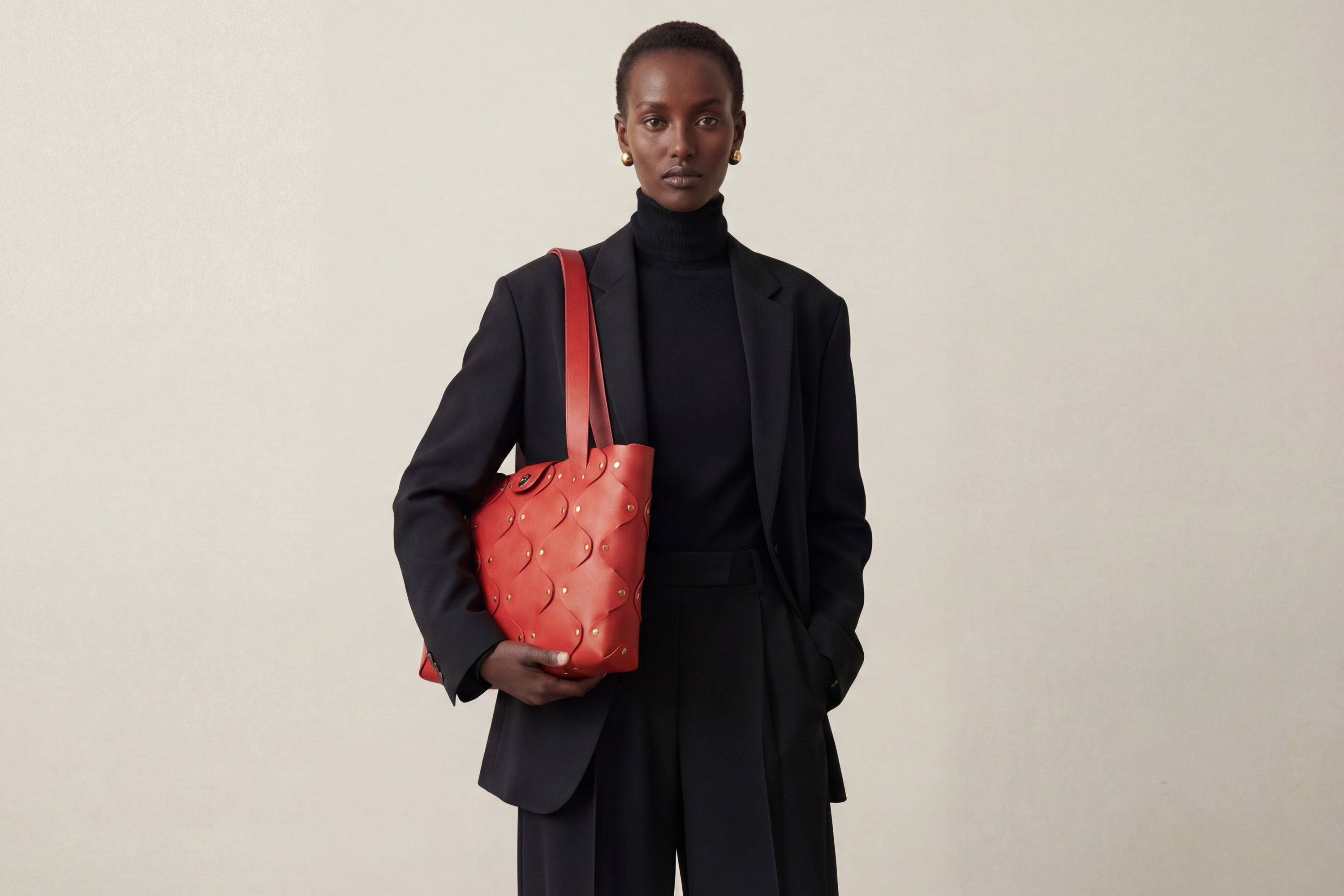 Marlin Tote Bag In Red Color On Model In Vegetable Tanned Leather With Rivets Atelier Madre Manuel Dreesmann Barcelona Spain