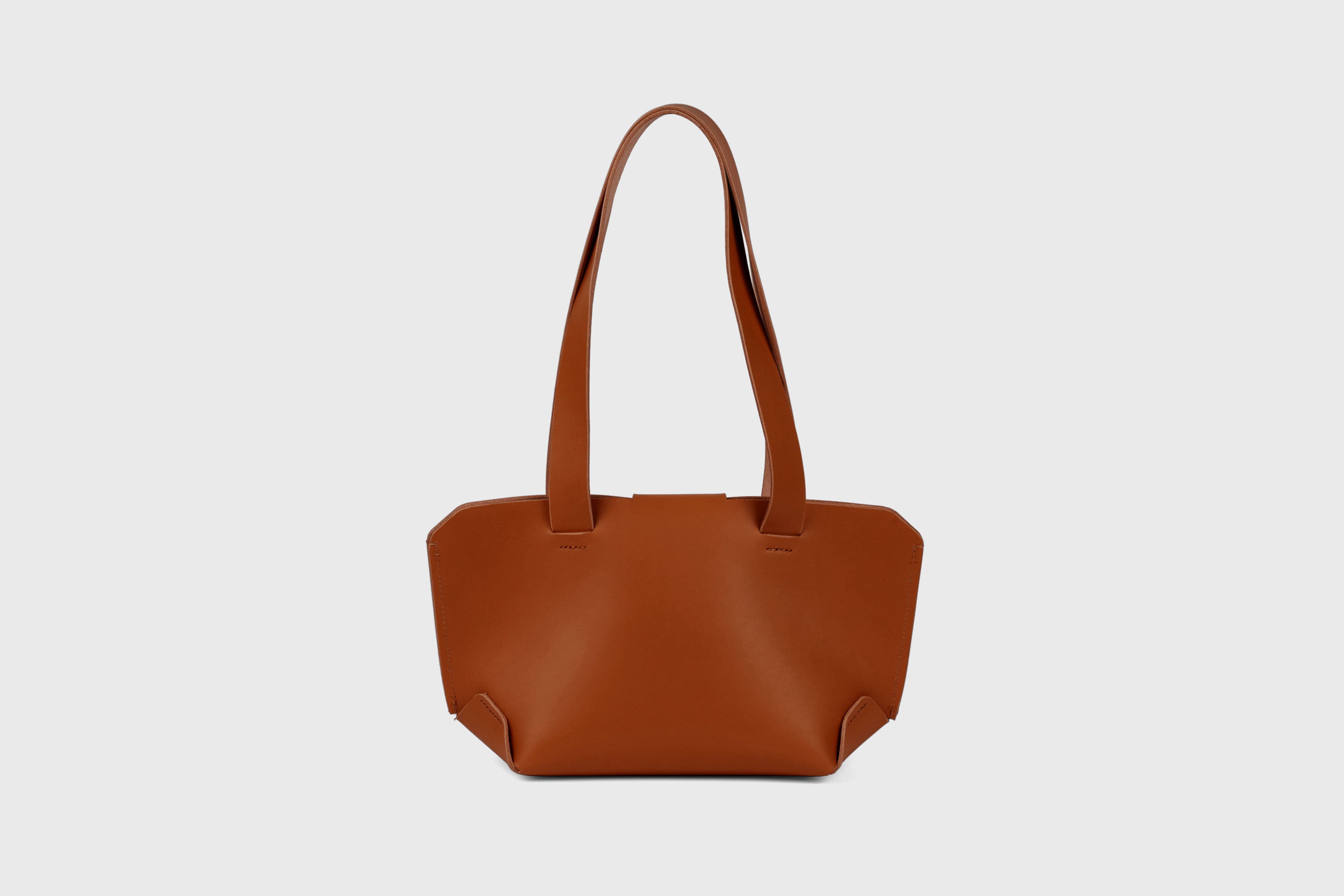 Medium Tote Bag With Flap In Dark Brown In Vegetable Tanned Leather Minimalistic Design Atelier Madre Manuel Dreesmann Barcelona Spain