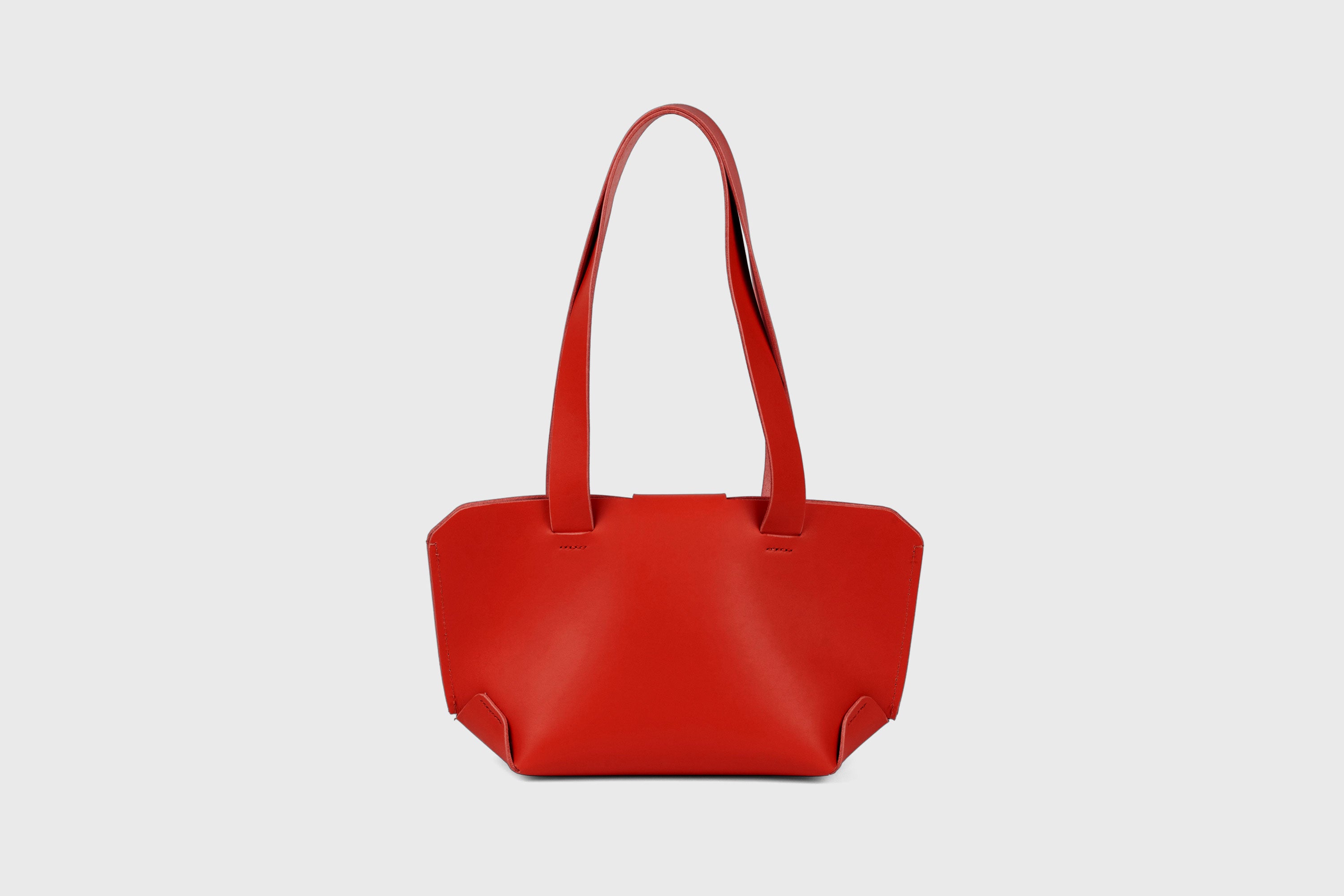 Medium Tote Bag With Flap In Red In Vegetable Tanned Leather Minimalistic Design Atelier Madre Manuel Dreesmann Barcelona Spain