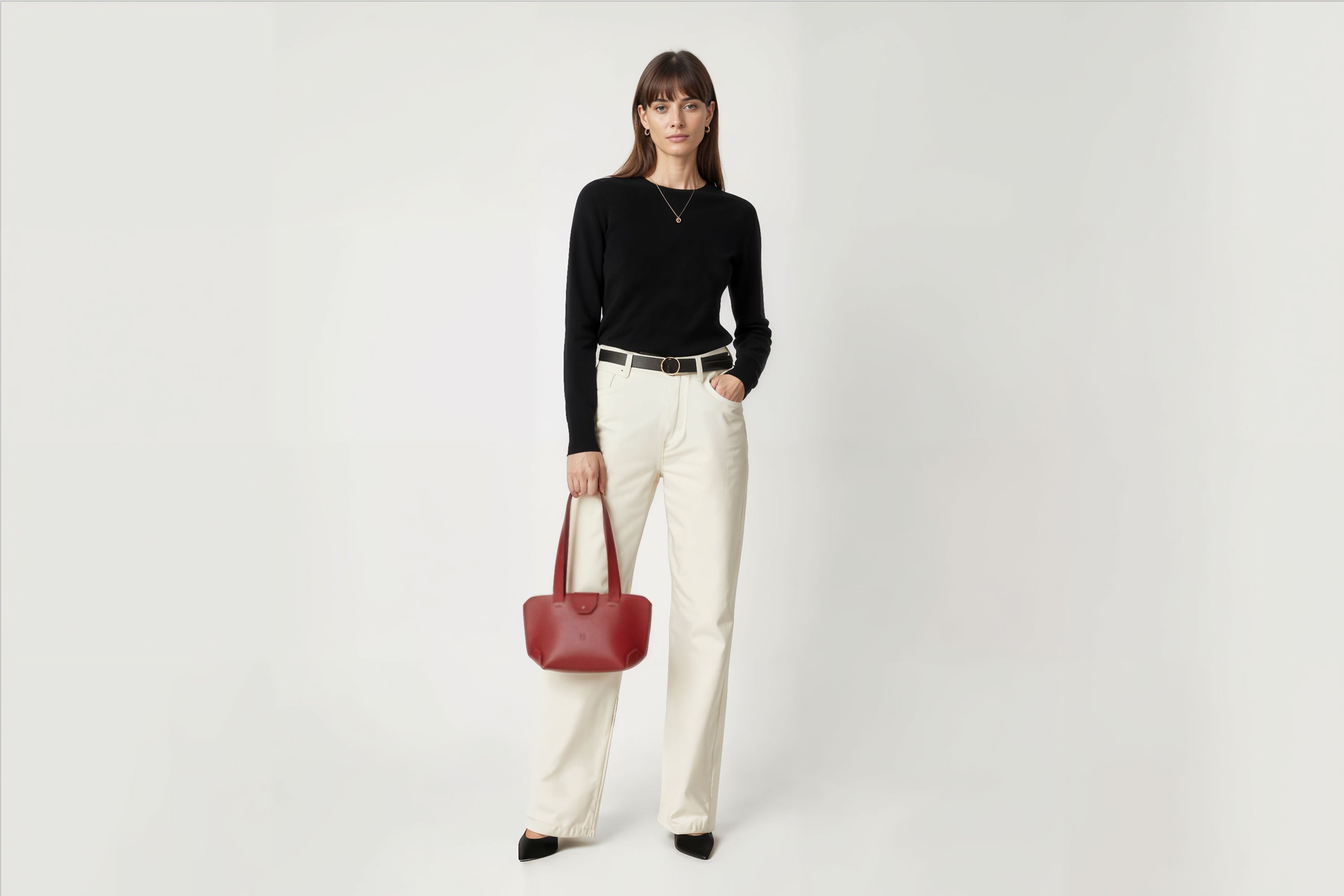 Medium Tote Bag Red Color On Woman Model Leather Premium Quality Minimalist Modern Design Atelier Madre Manuel Dreesmann Barcelona Spain