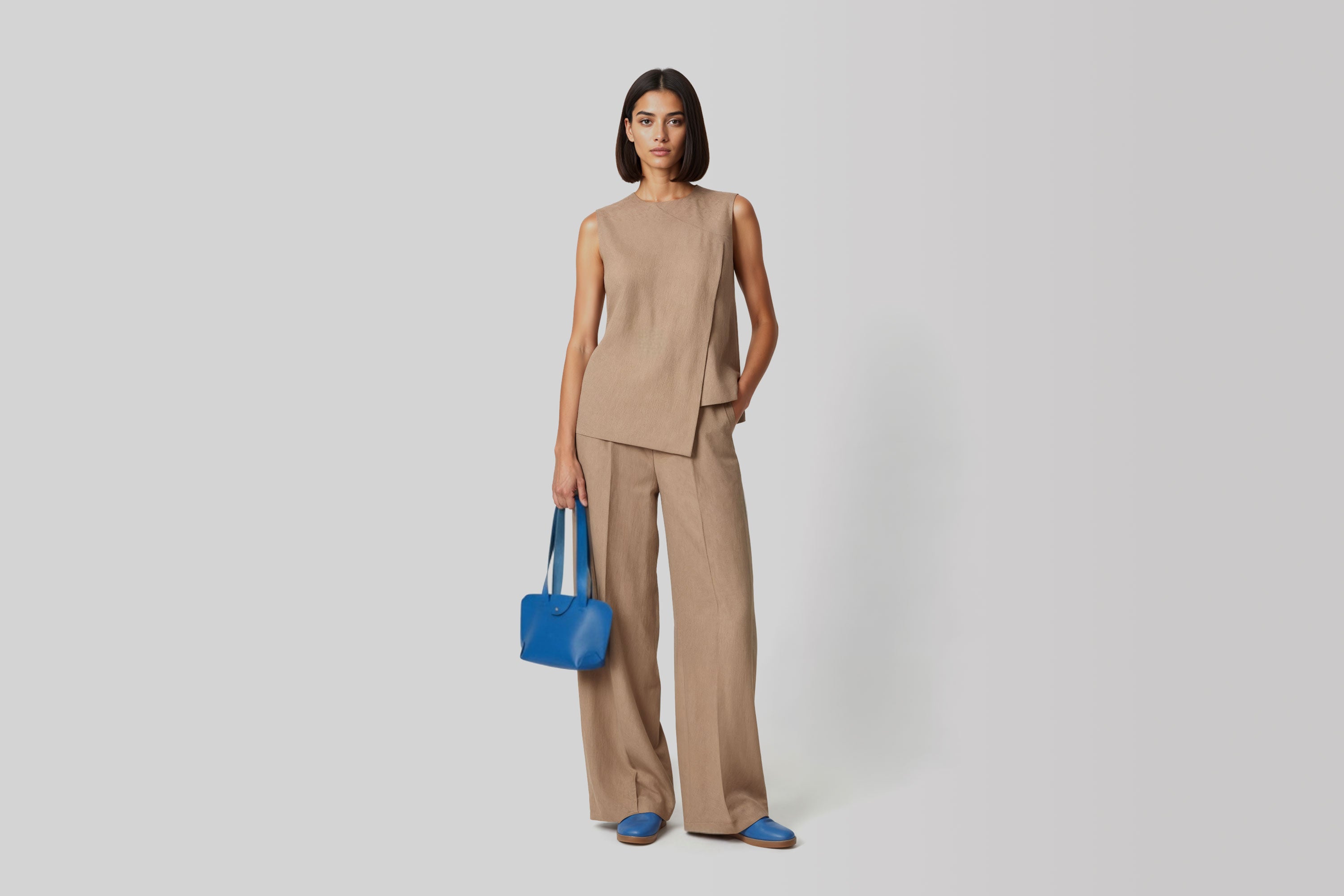 Medium Tote Bag Marine Royal Blue Color On Woman Model Leather Premium Quality Minimalist Modern Design Atelier Madre Manuel Dreesmann Barcelona Spain