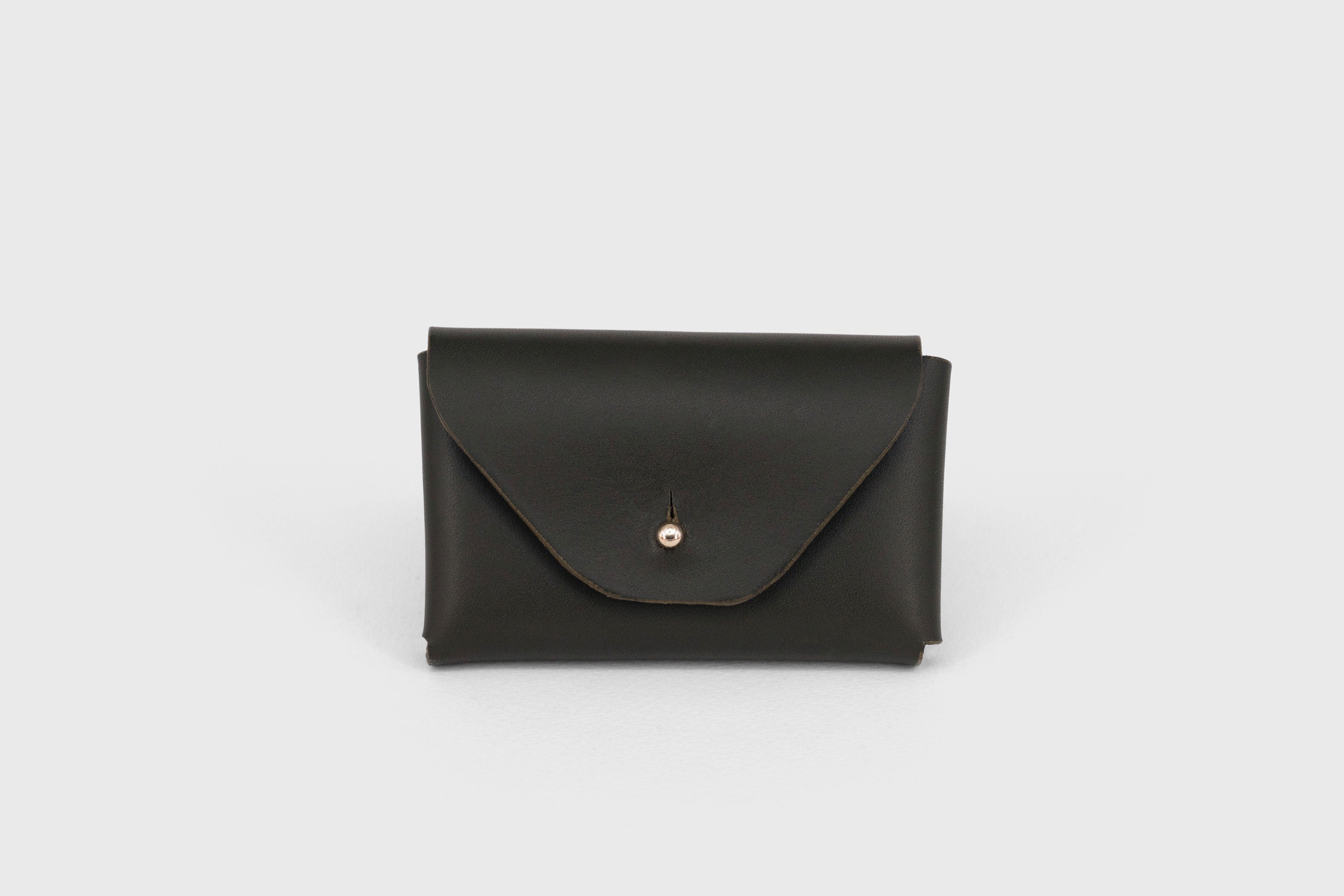 Mini Wallet Leather Olive Green Color Vegetable Tanned Full Grain Leather Minimalist Modern Design High Quality Premium Handcrafted Quality Atelier Madre Manuel Dreesmann Barcelona Spain