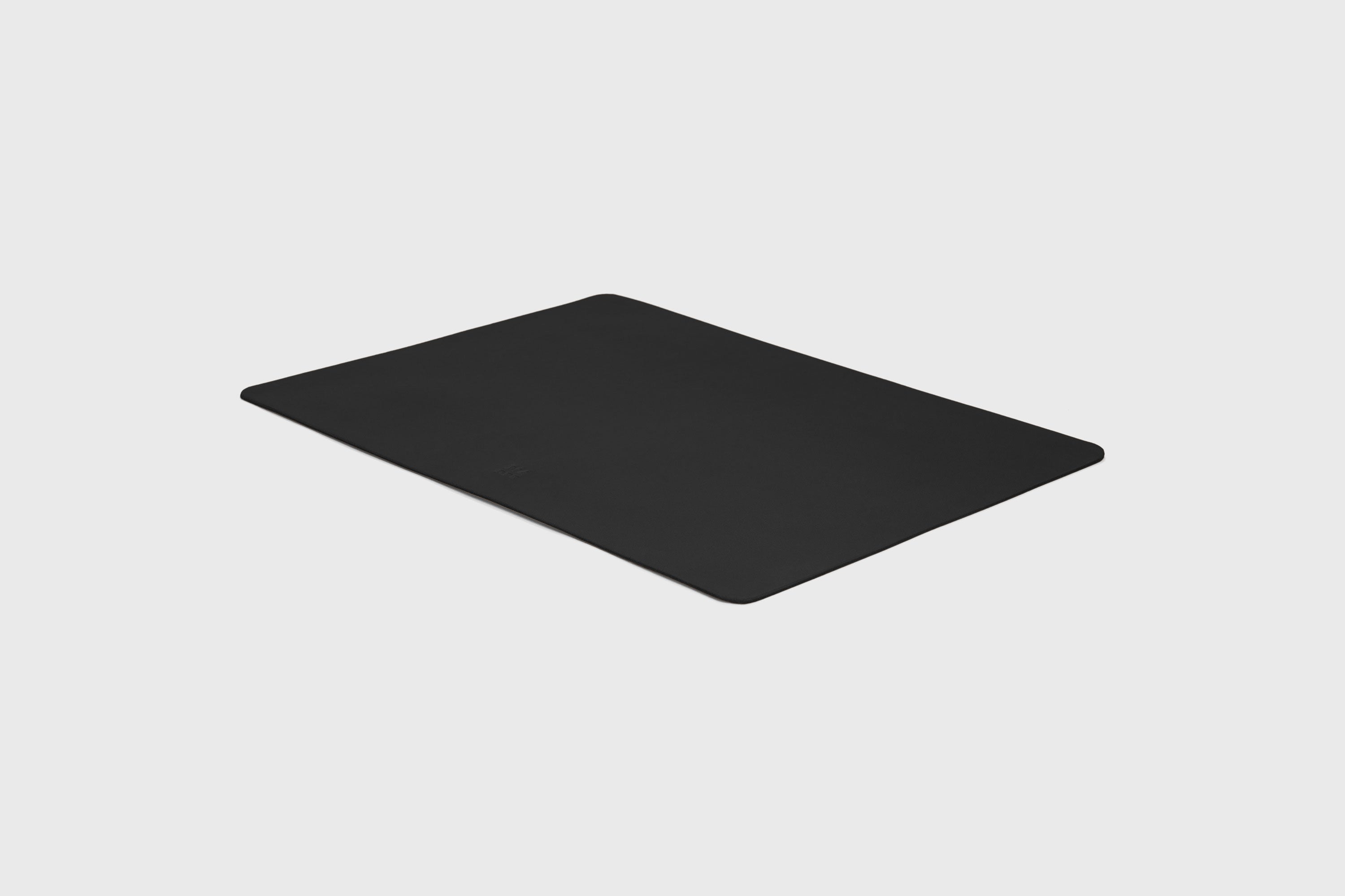 Mouse Pad Small Black Leather Vegetable Tanned Full Grain Leather Minimalistic Modern Design Premium Quality Handmade Performance Atelier Madre Manuel Dreesmann Barcelona Spain