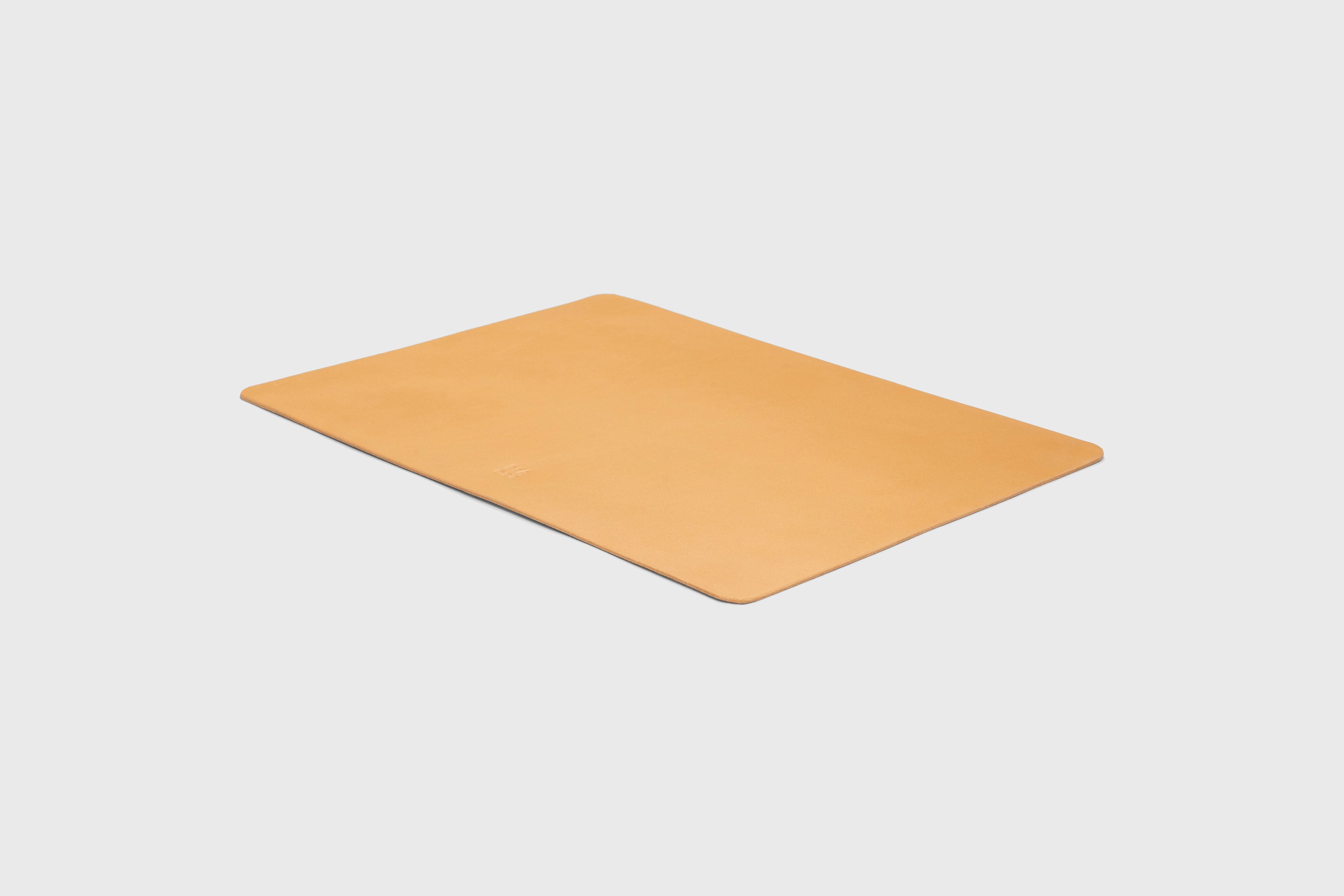 Mouse Pad Small Brown Leather Vegetable Tanned Full Grain Leather Minimalistic Modern Design Premium Quality Handmade Performance Atelier Madre Manuel Dreesmann Barcelona Spain