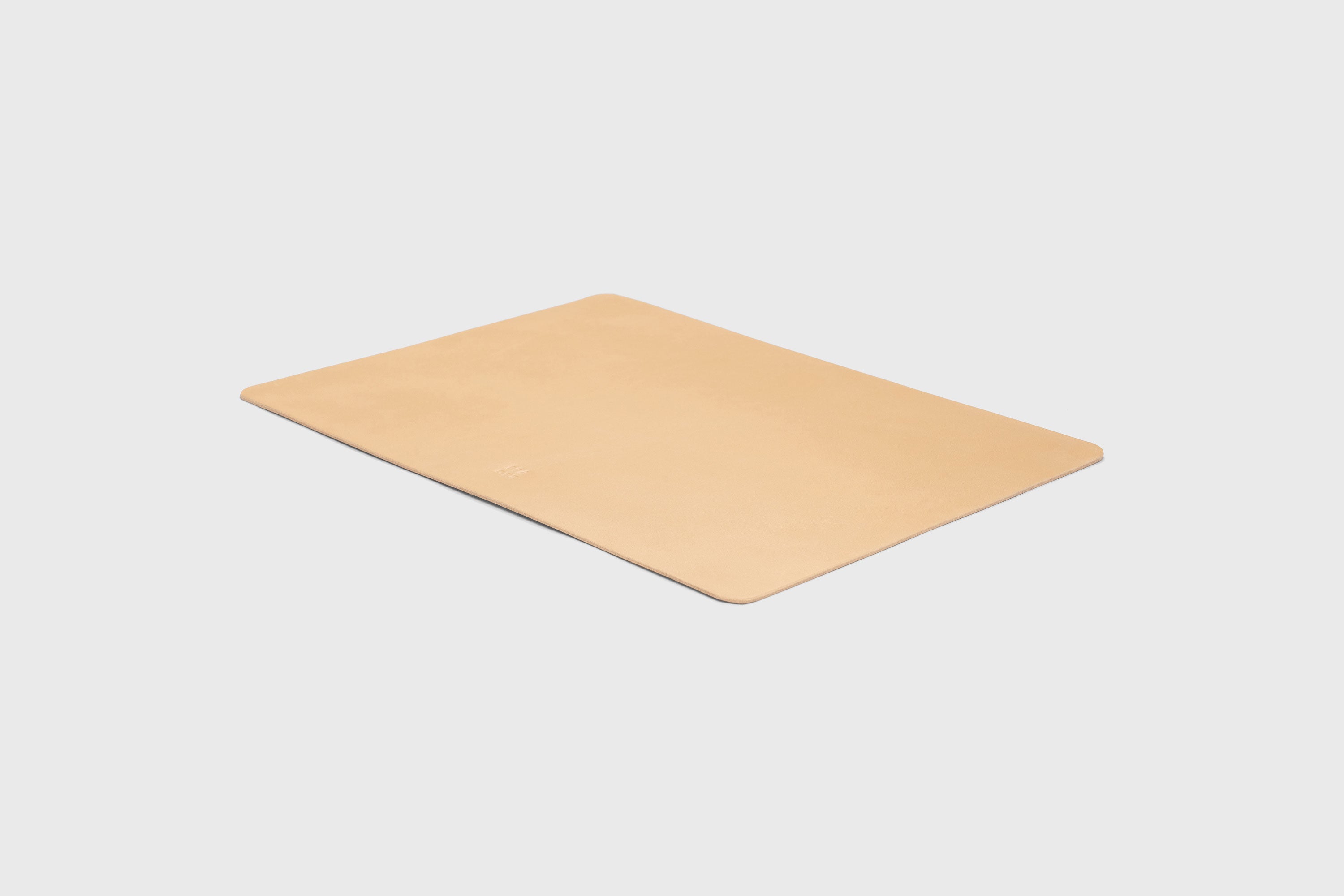Mouse Pad Small Natural Color Leather Vegetable Tanned Full Grain Leather Minimalistic Modern Design Premium Quality Handmade Performance Atelier Madre Manuel Dreesmann Barcelona Spain